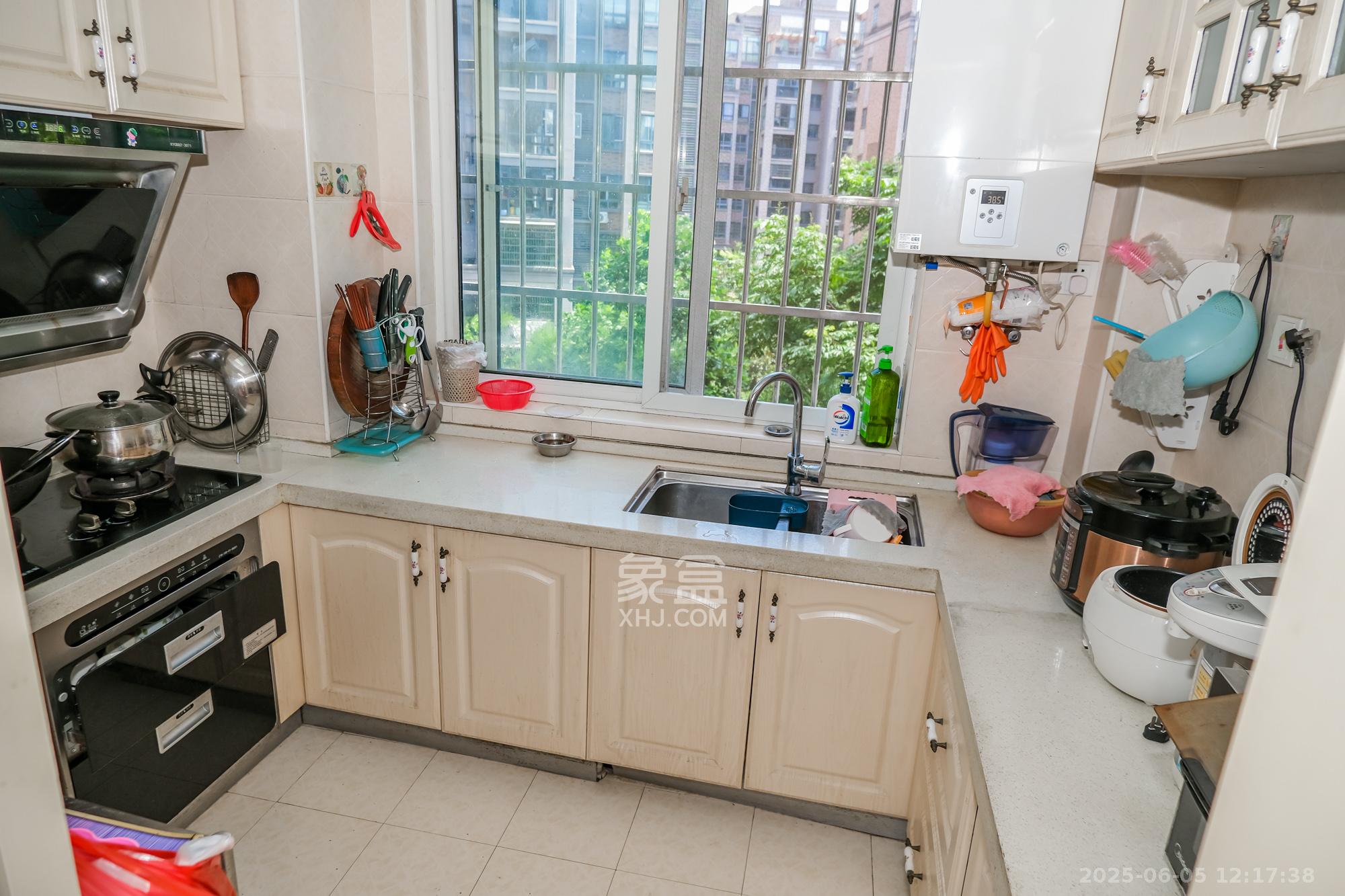 山水湾 3室2厅2卫 89.8万 山水湾 3室2厅2卫 89.8万厨房