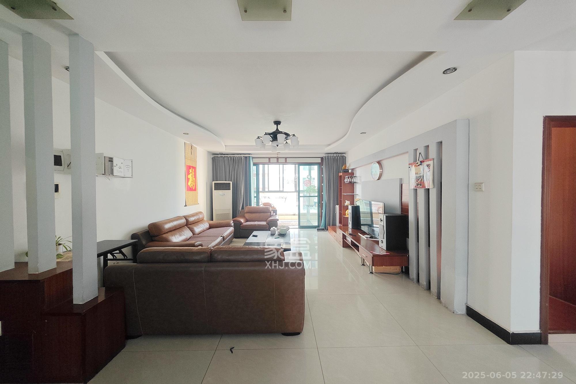 亚华香舍花都 3室2厅2卫 118.0万 亚华香舍花都 3室2厅2卫 118.0万客厅