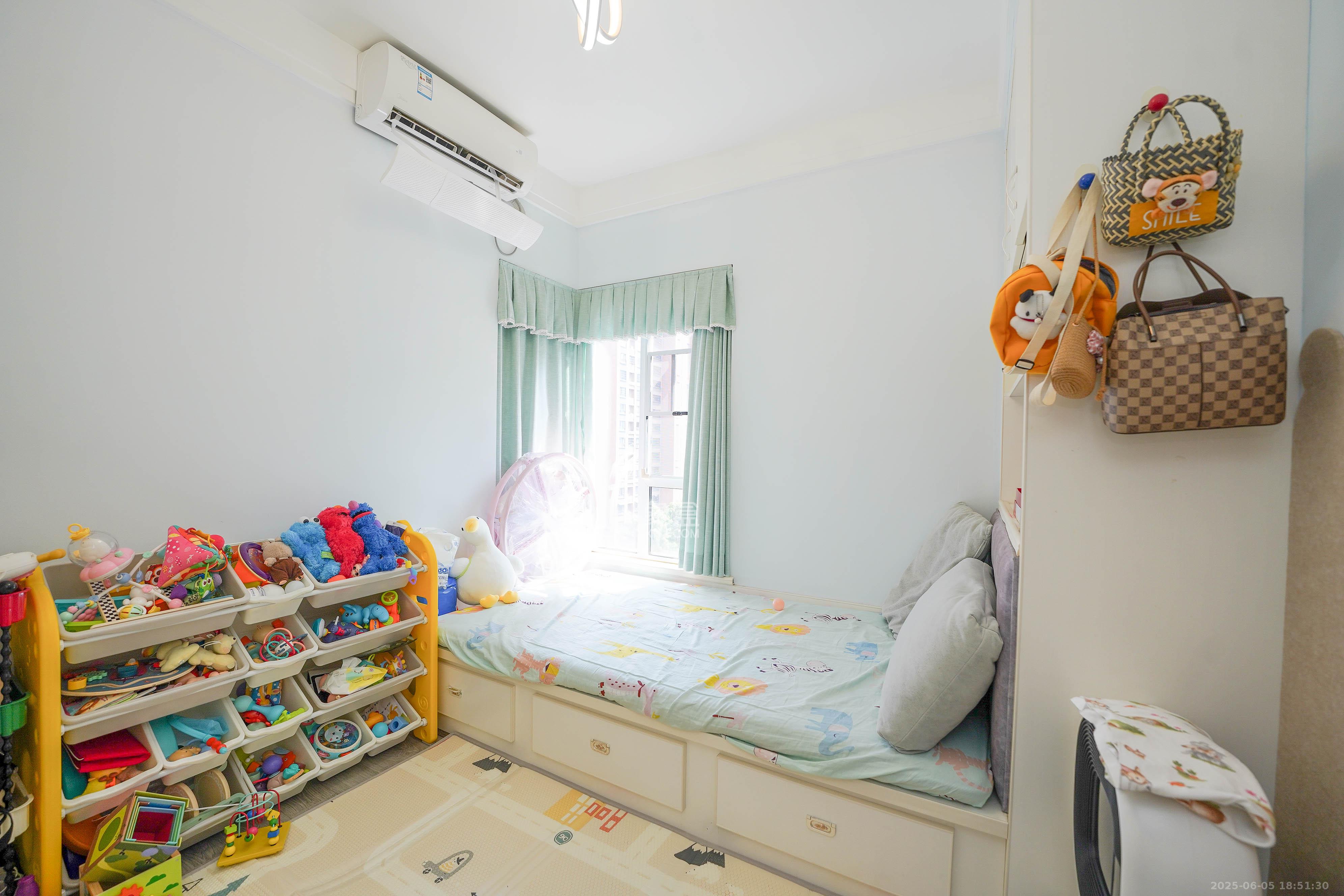 哈佛小镇(五矿哈佛小镇) 4室2厅2卫 93.0万 哈佛小镇(五矿哈佛小镇) 4室2厅2卫 93.0万卧室