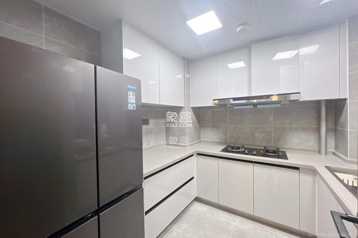 卓越中寰  3室2厅2卫    5000.0元/月 卓越中寰  3室2厅2卫    5000.0元/月室内图