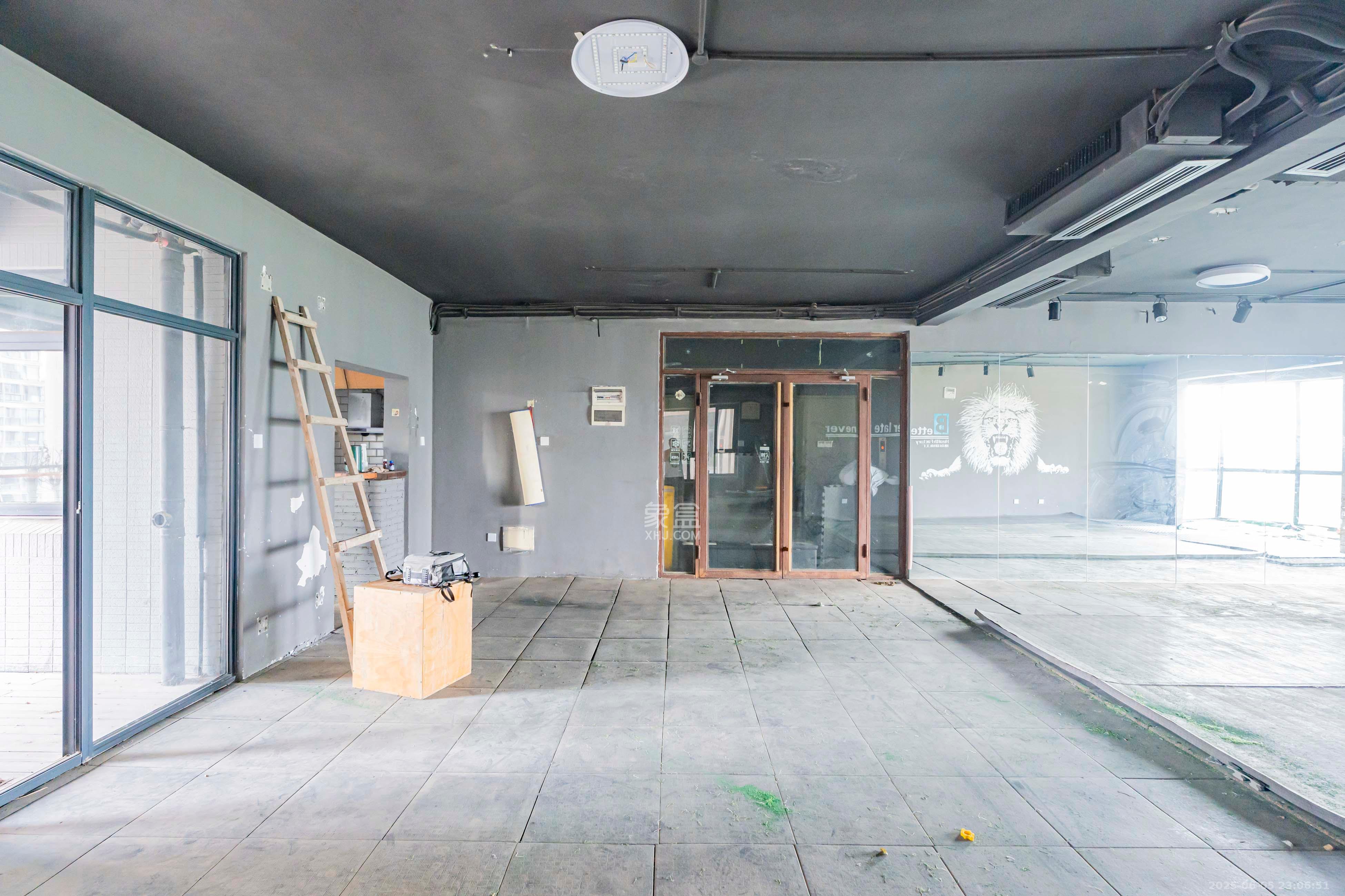 藏珑湖上国际花园 5室3厅3卫 420.0万 藏珑湖上国际花园 5室3厅3卫 420.0万客厅