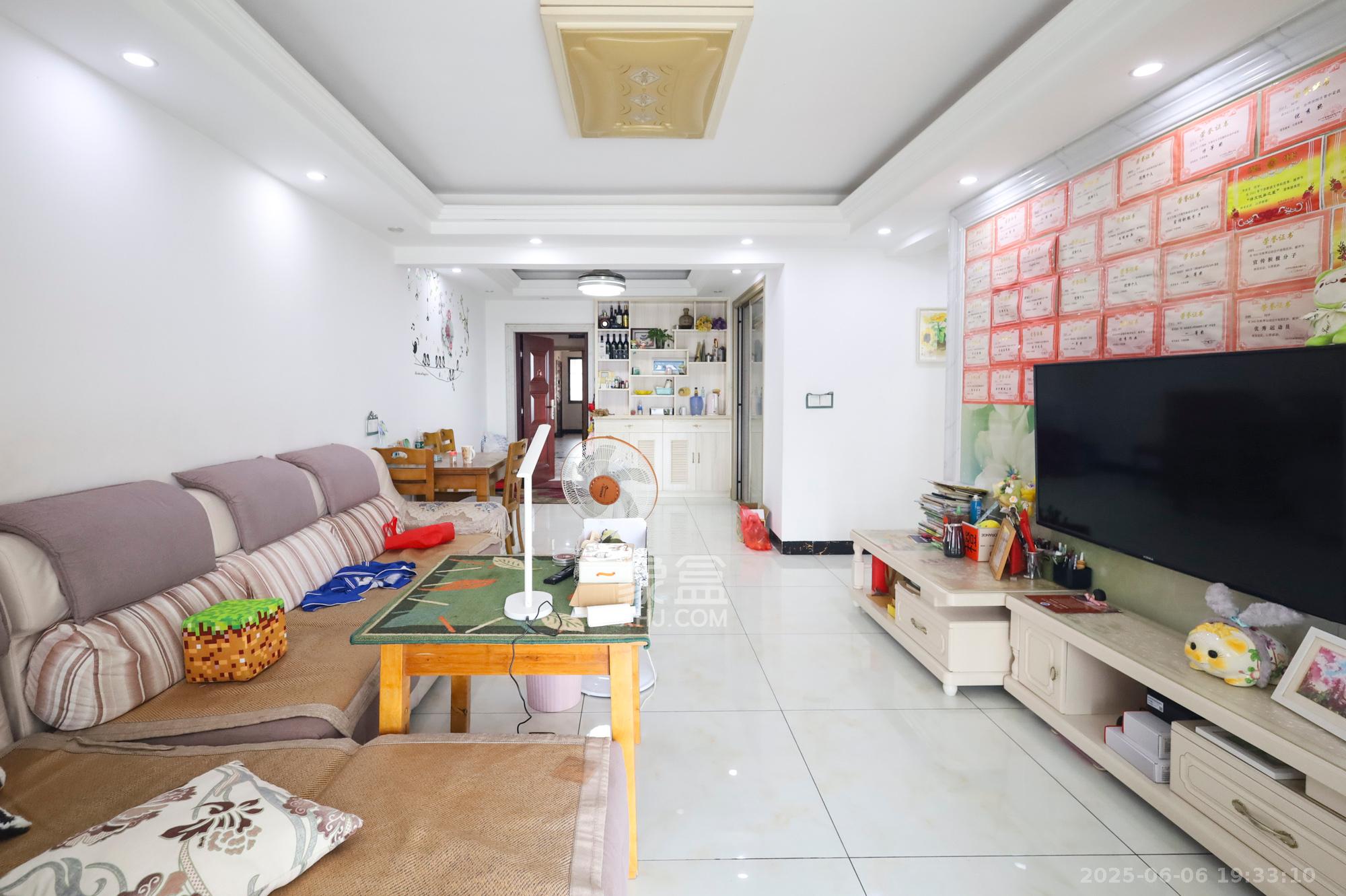 金霞湘绣园  3室2厅1卫    58.8万 金霞湘绣园  3室2厅1卫    58.8万客厅