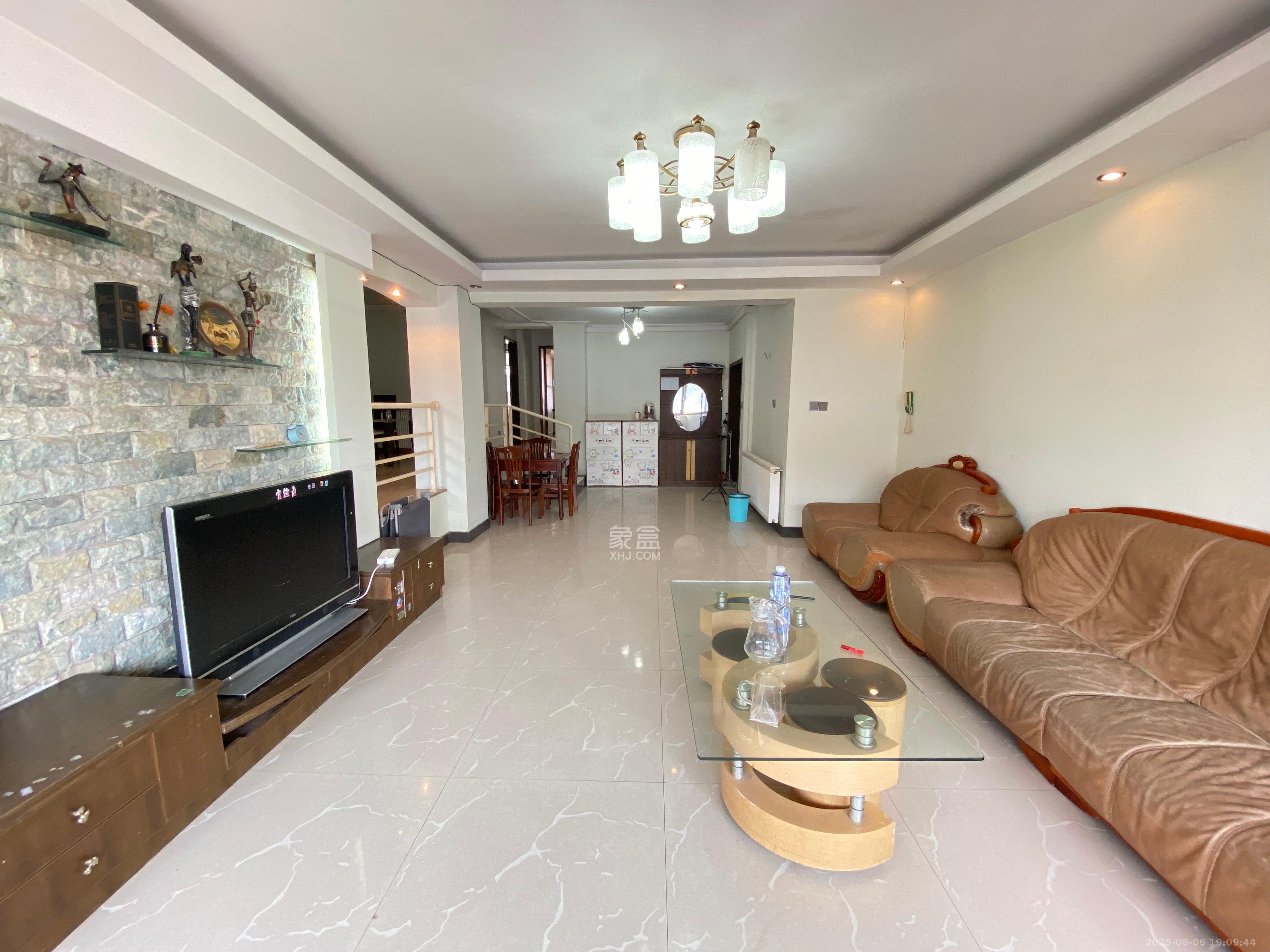 南湖嘉园  3室2厅2卫    2800.0元/月 南湖嘉园  3室2厅2卫    2800.0元/月