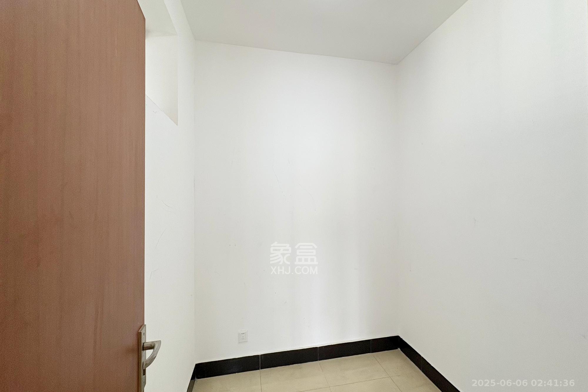 五一华府 4室2厅2卫 168.0万 五一华府 4室2厅2卫 168.0万其他