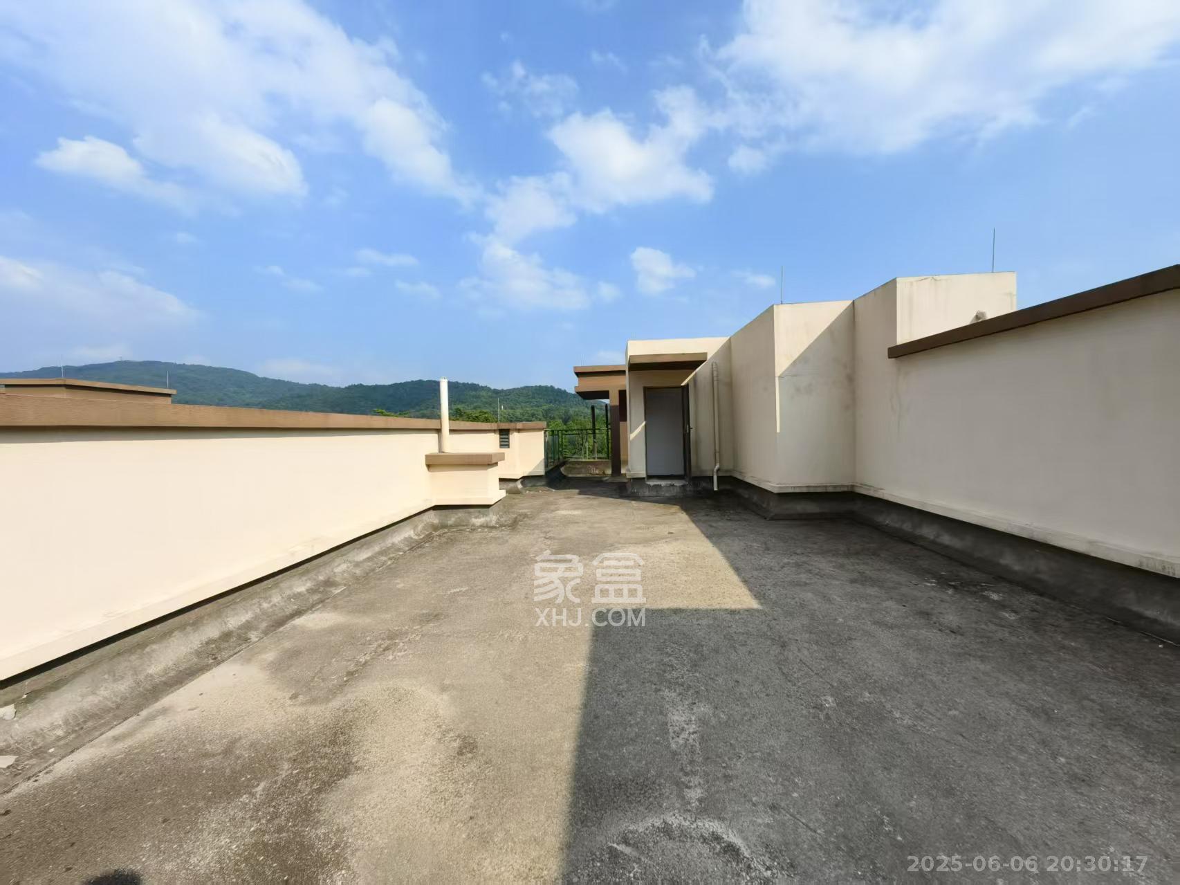 雅居乐依云小镇  5室2厅3卫   268.00万阳台