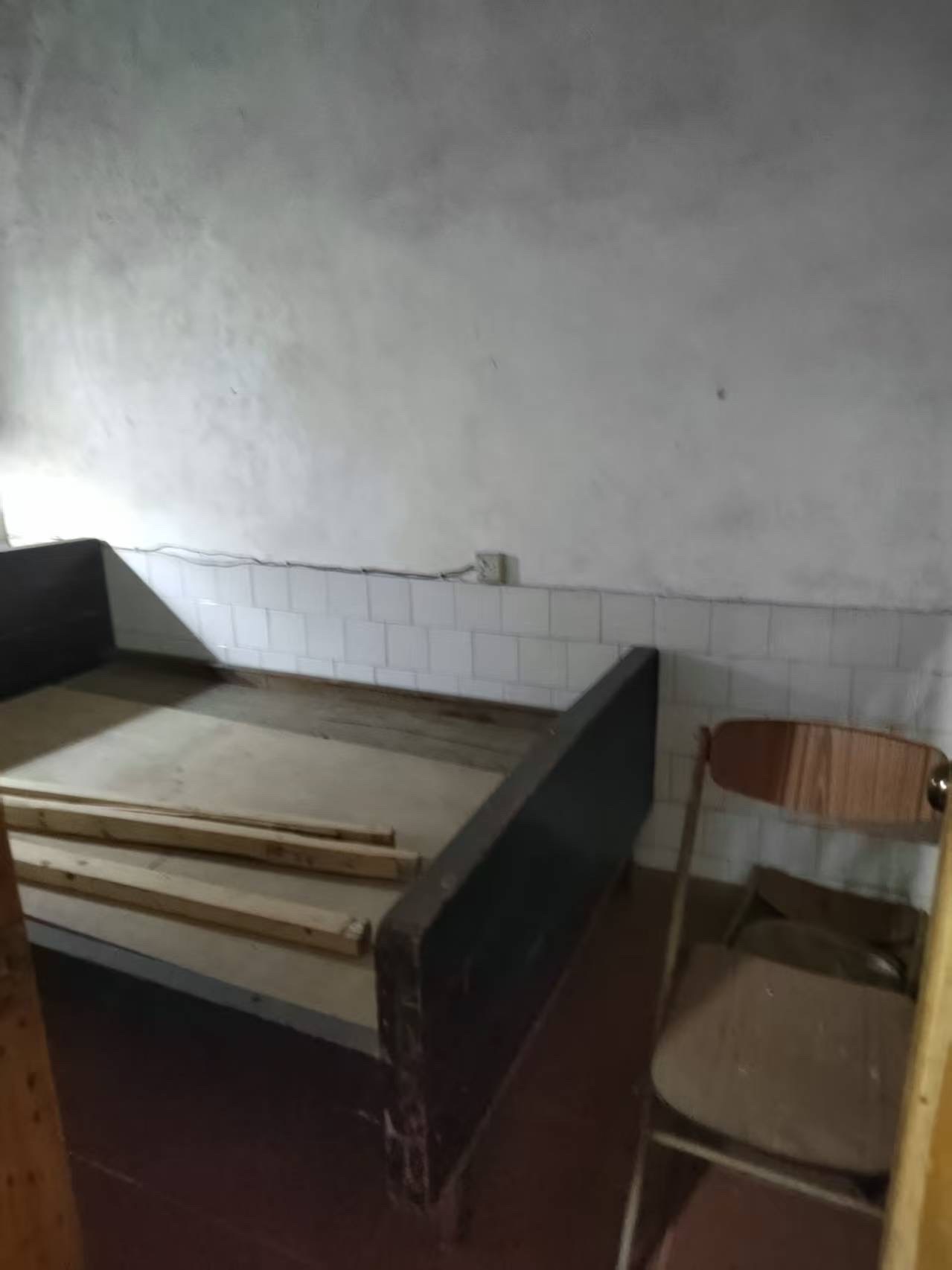 玉龙公司家属楼 2室1厅1卫 15.8万 玉龙公司家属楼 2室1厅1卫 15.8万客厅