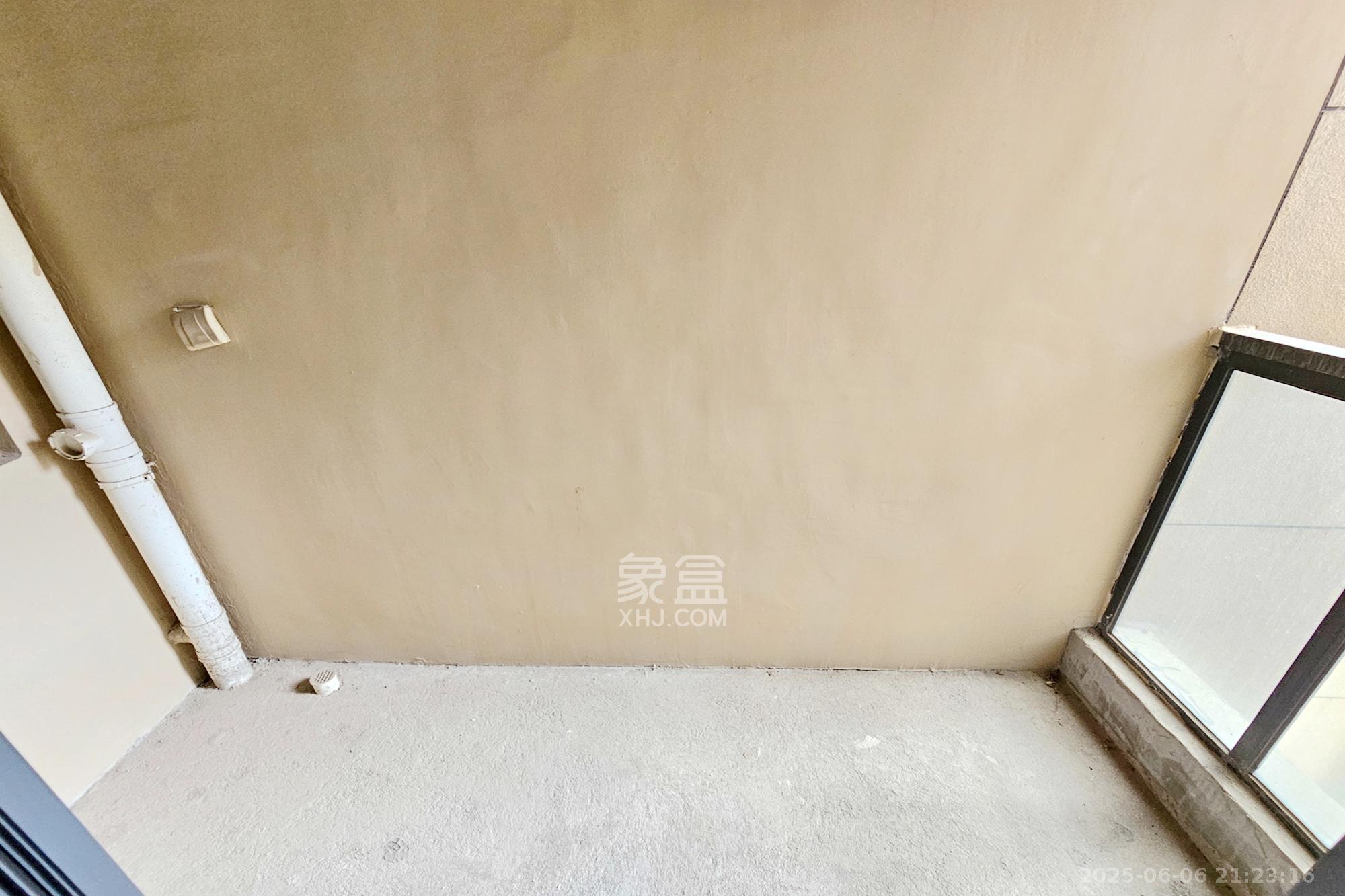 长房东旭国际  3室1厅1卫   123.00万阳台