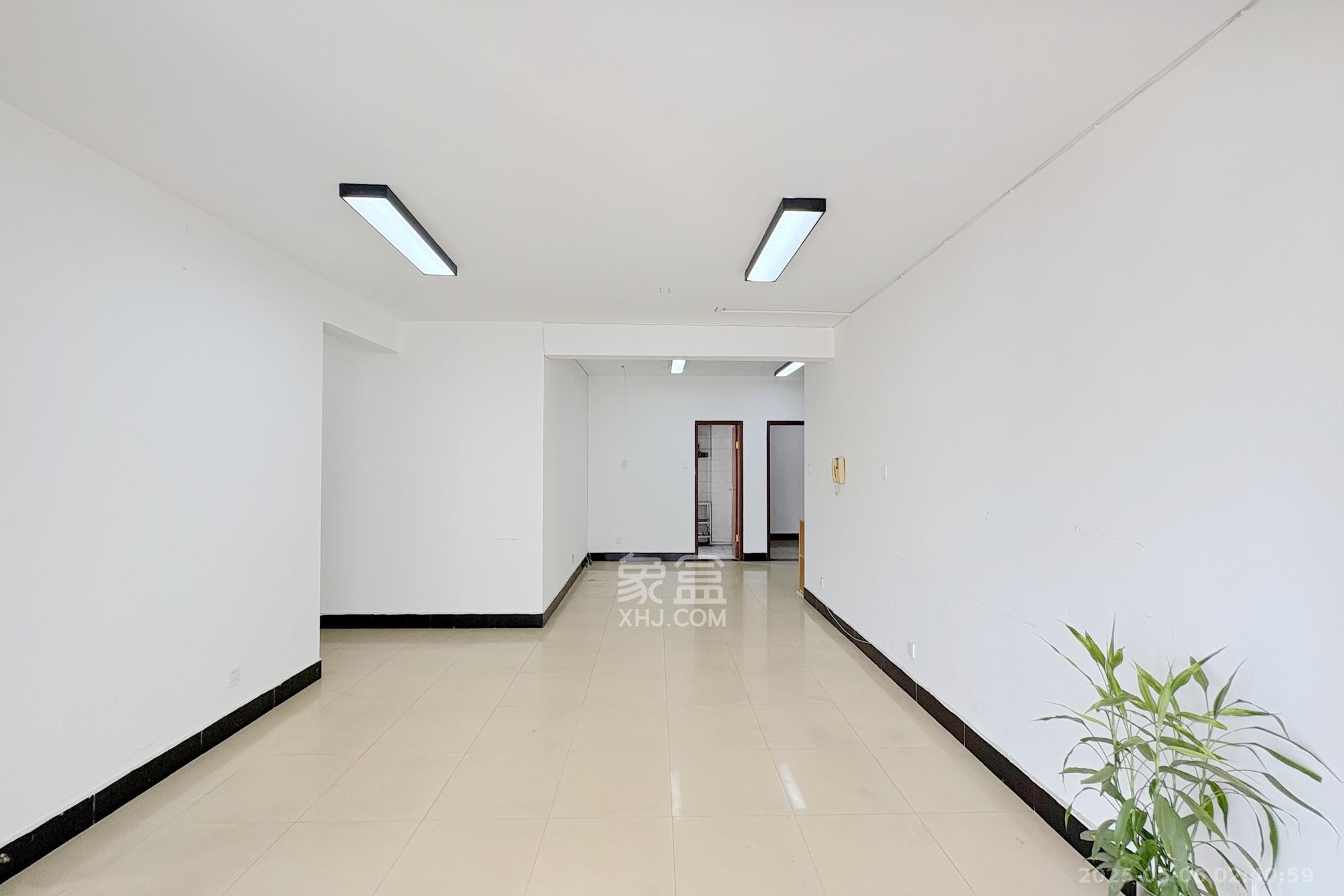 五一华府 4室2厅2卫 168.0万 五一华府 4室2厅2卫 168.0万客厅