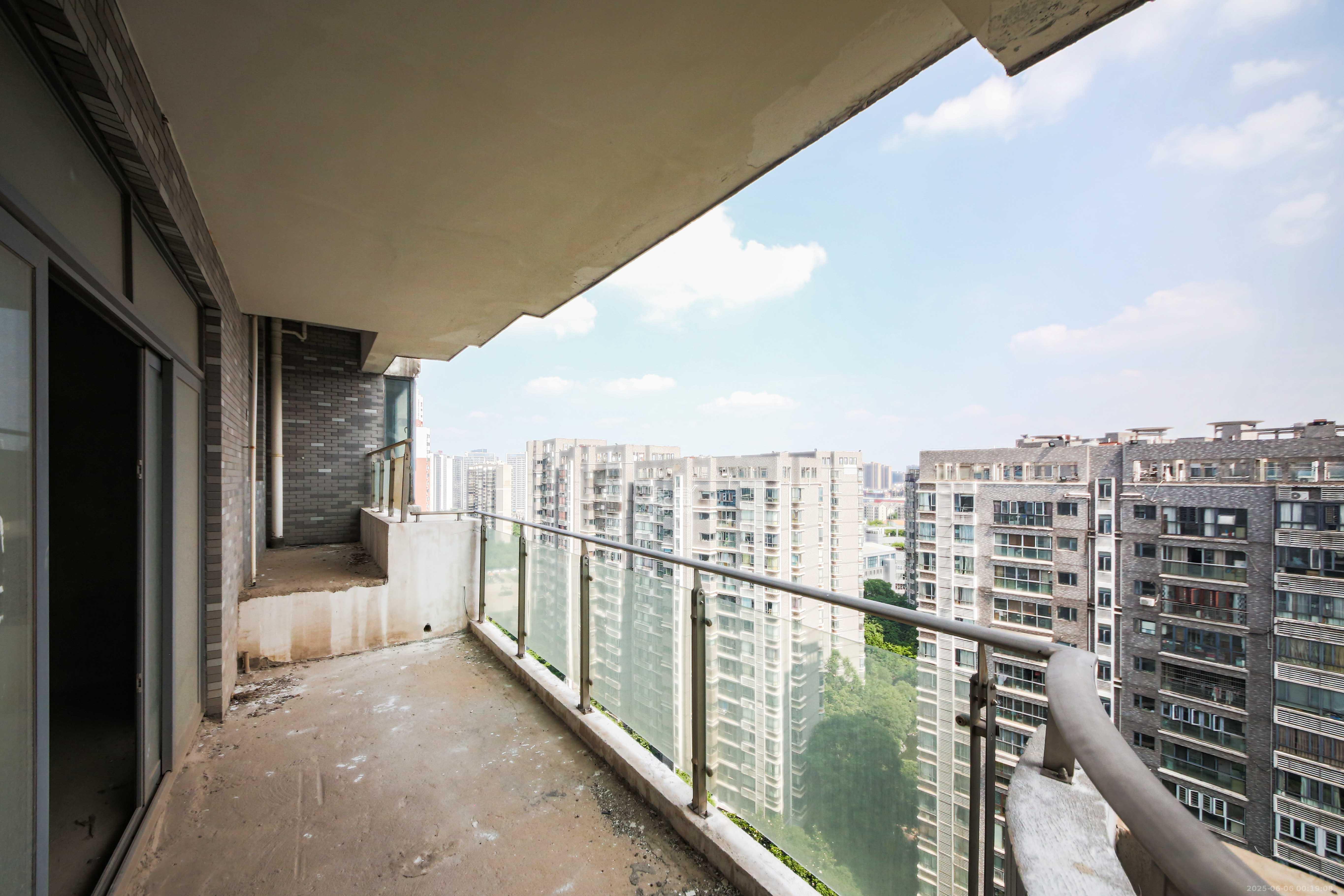 梦网景园 4室2厅2卫 169.8万 梦网景园 4室2厅2卫 169.8万阳台