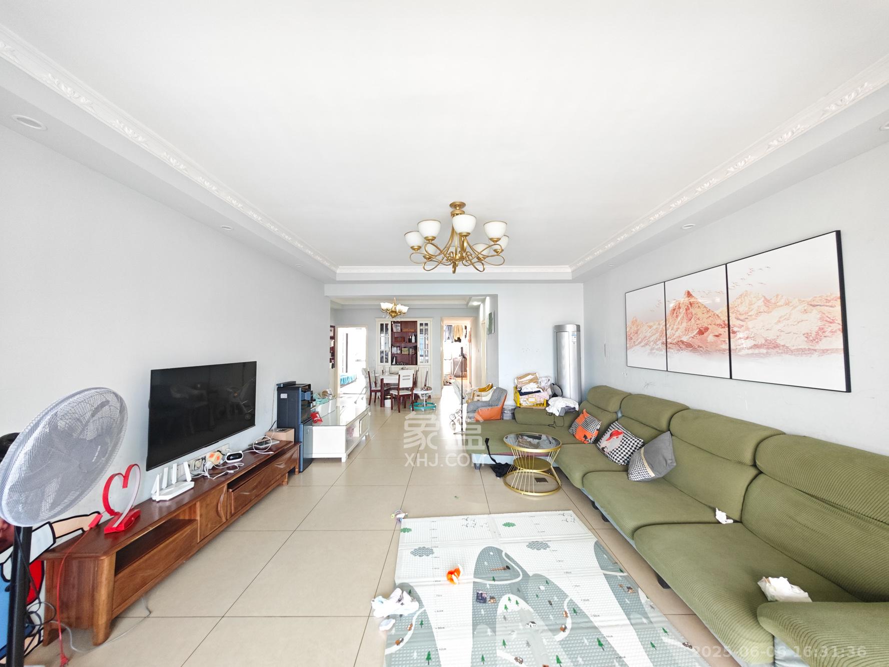 南颐园 4室2厅2卫 79.8万 南颐园 4室2厅2卫 79.8万客厅