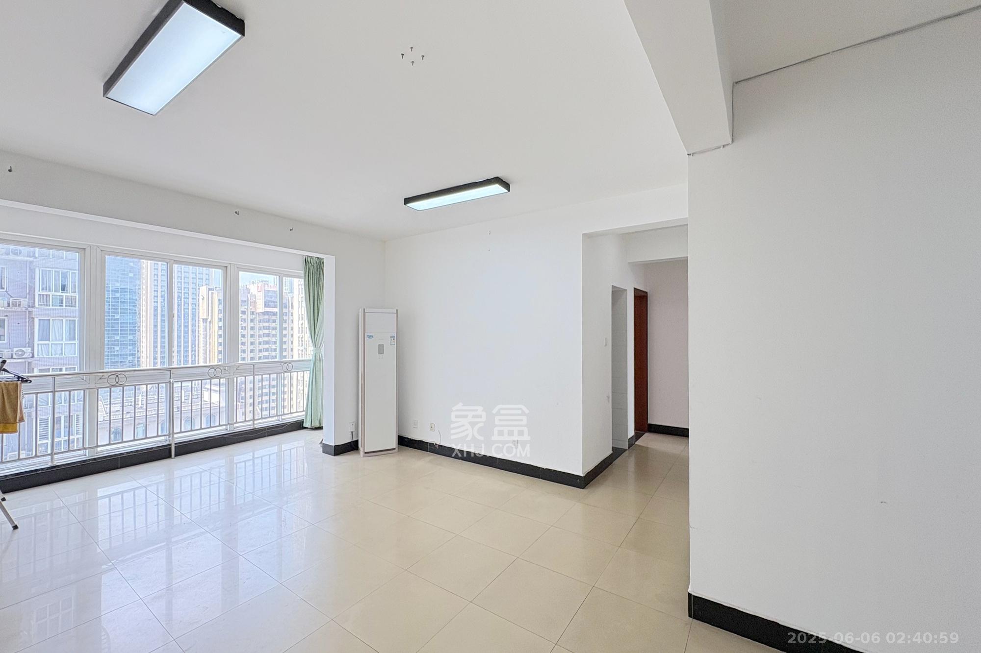 五一华府 4室2厅2卫 168.0万 五一华府 4室2厅2卫 168.0万客厅