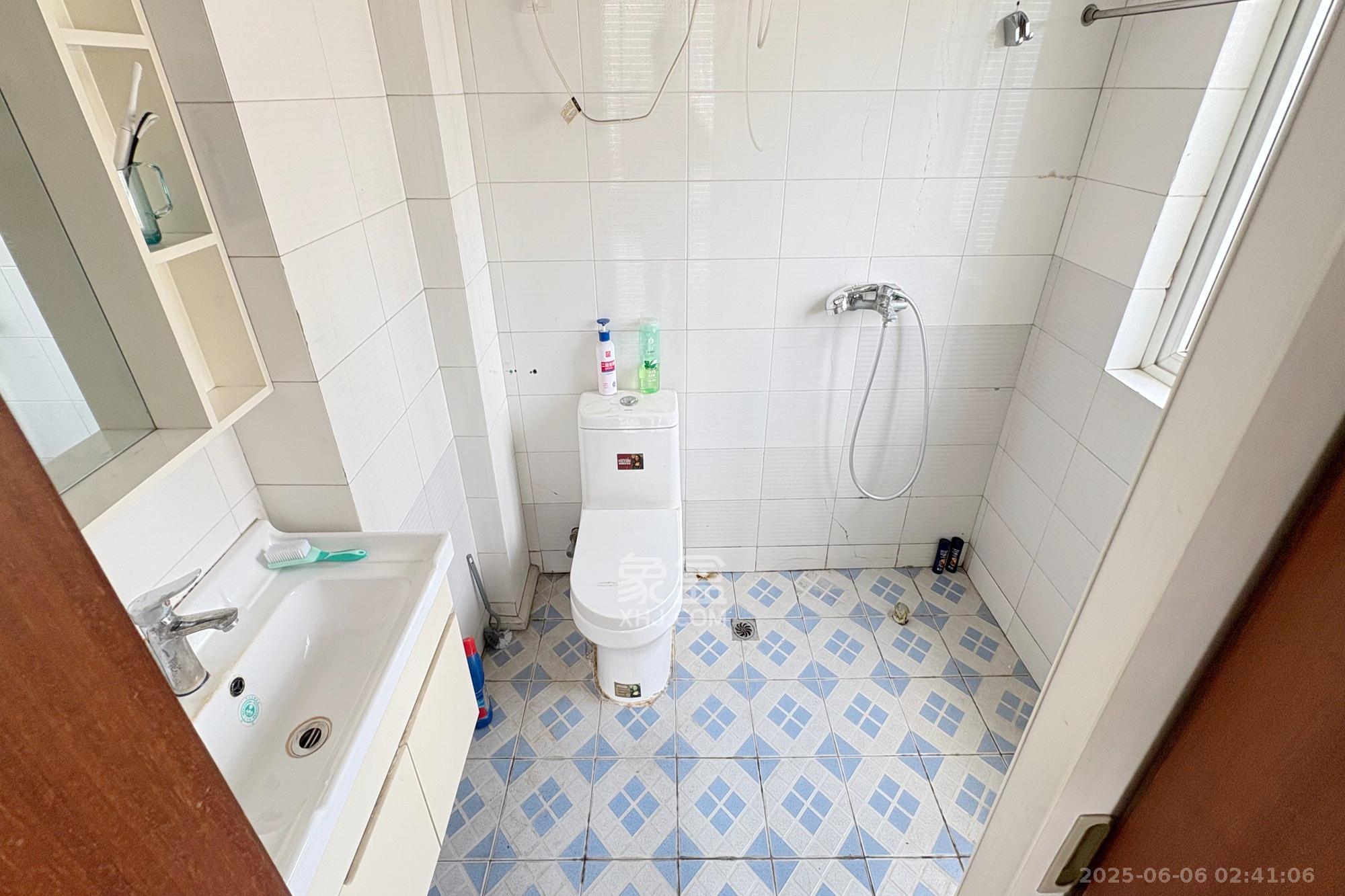 五一华府 4室2厅2卫 168.0万 五一华府 4室2厅2卫 168.0万卫生间