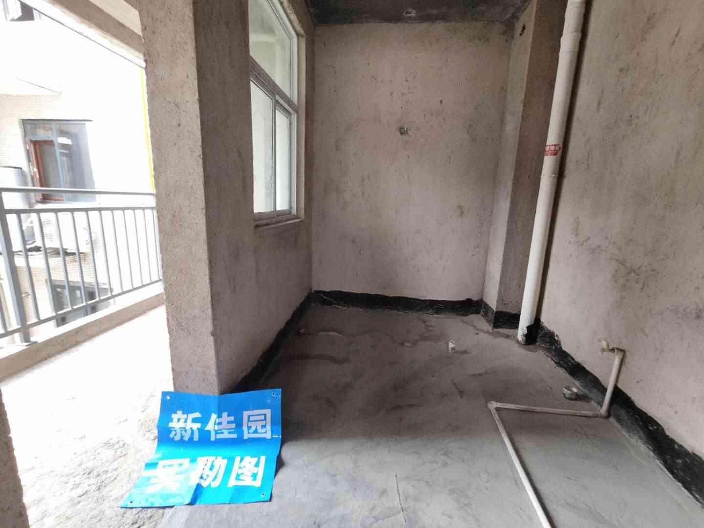 高盛澧园一二期  3室2厅2卫   65.00万客厅