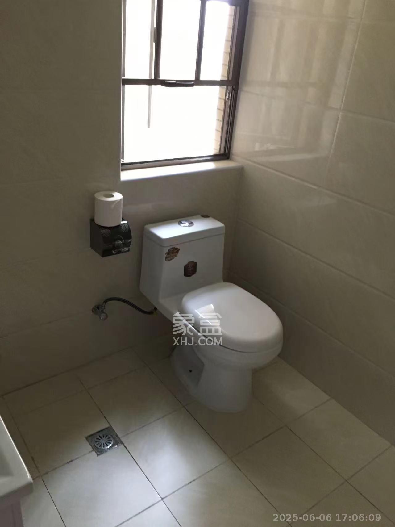 江山帝景雅典  3室2厅2卫   2700.00元/月室内图