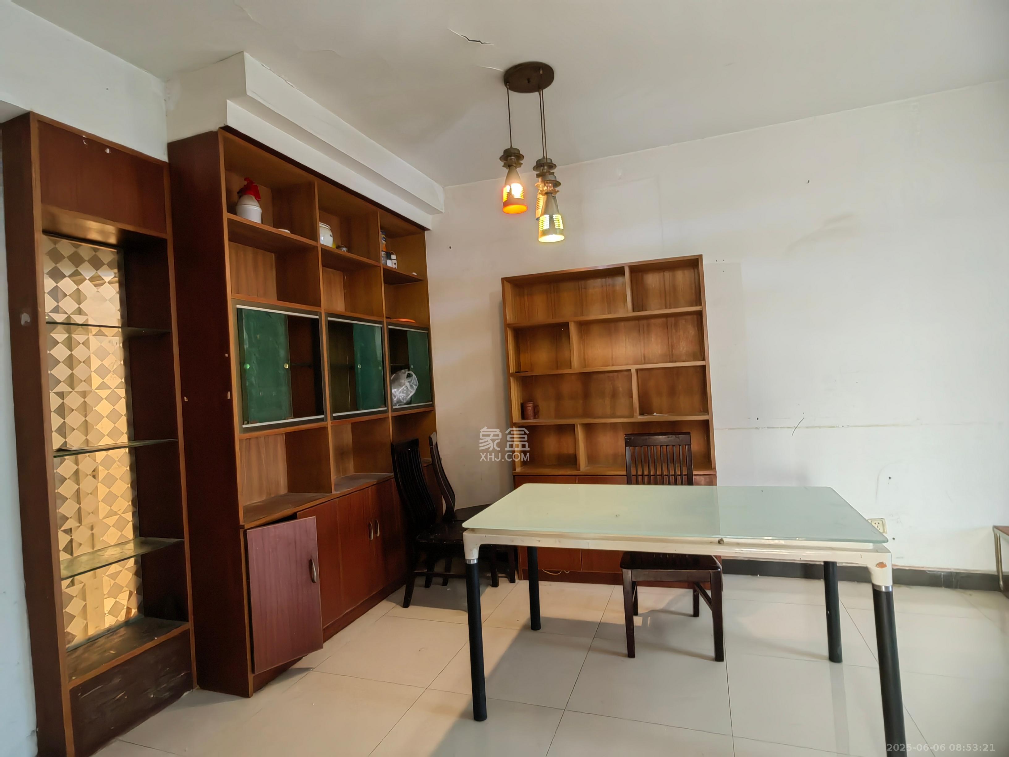 雄踞都市东家 3室2厅2卫 2200.0元/月 雄踞都市东家 3室2厅2卫 2200.0元/月室内图