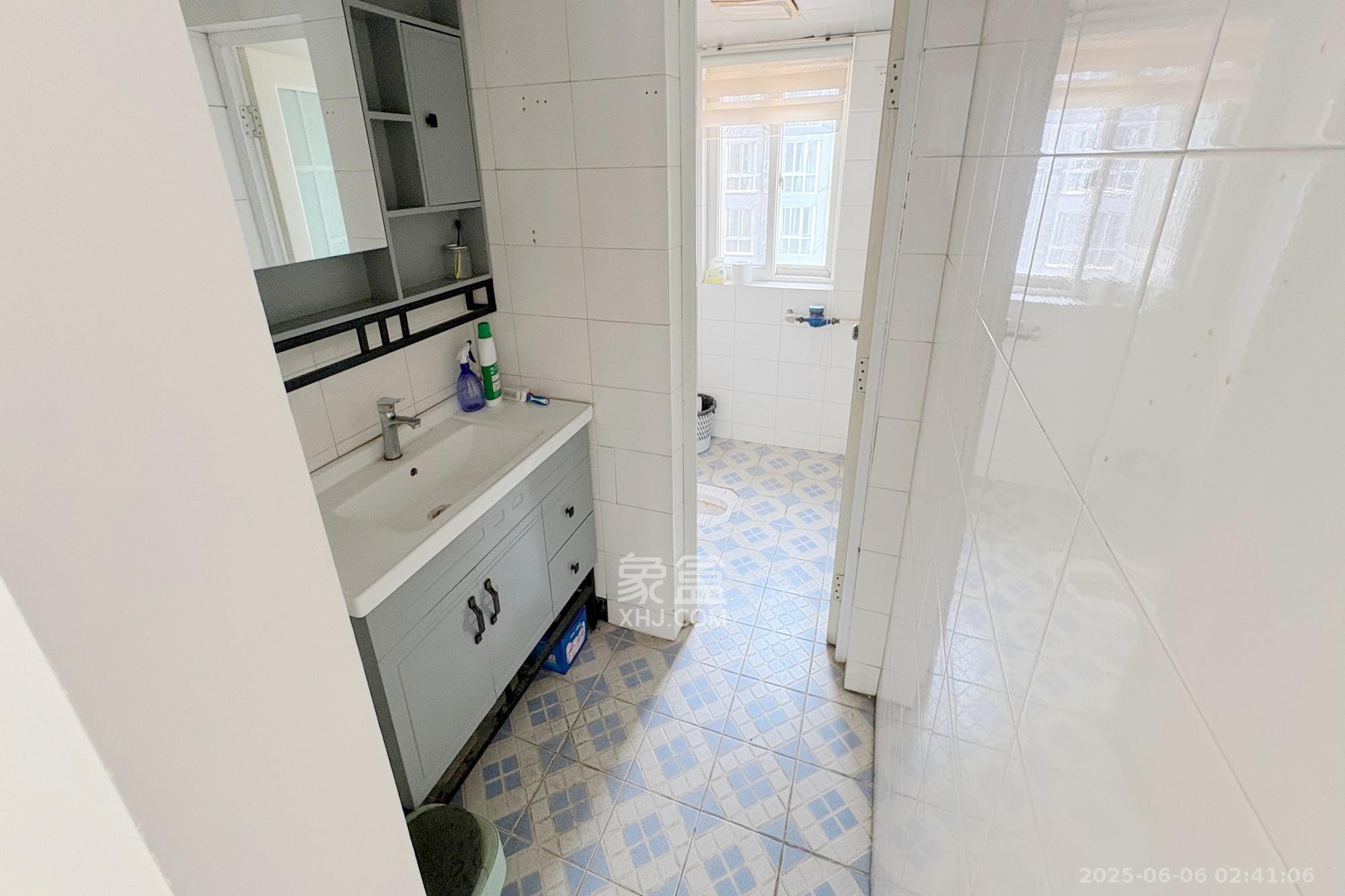 五一华府 4室2厅2卫 168.0万 五一华府 4室2厅2卫 168.0万卫生间