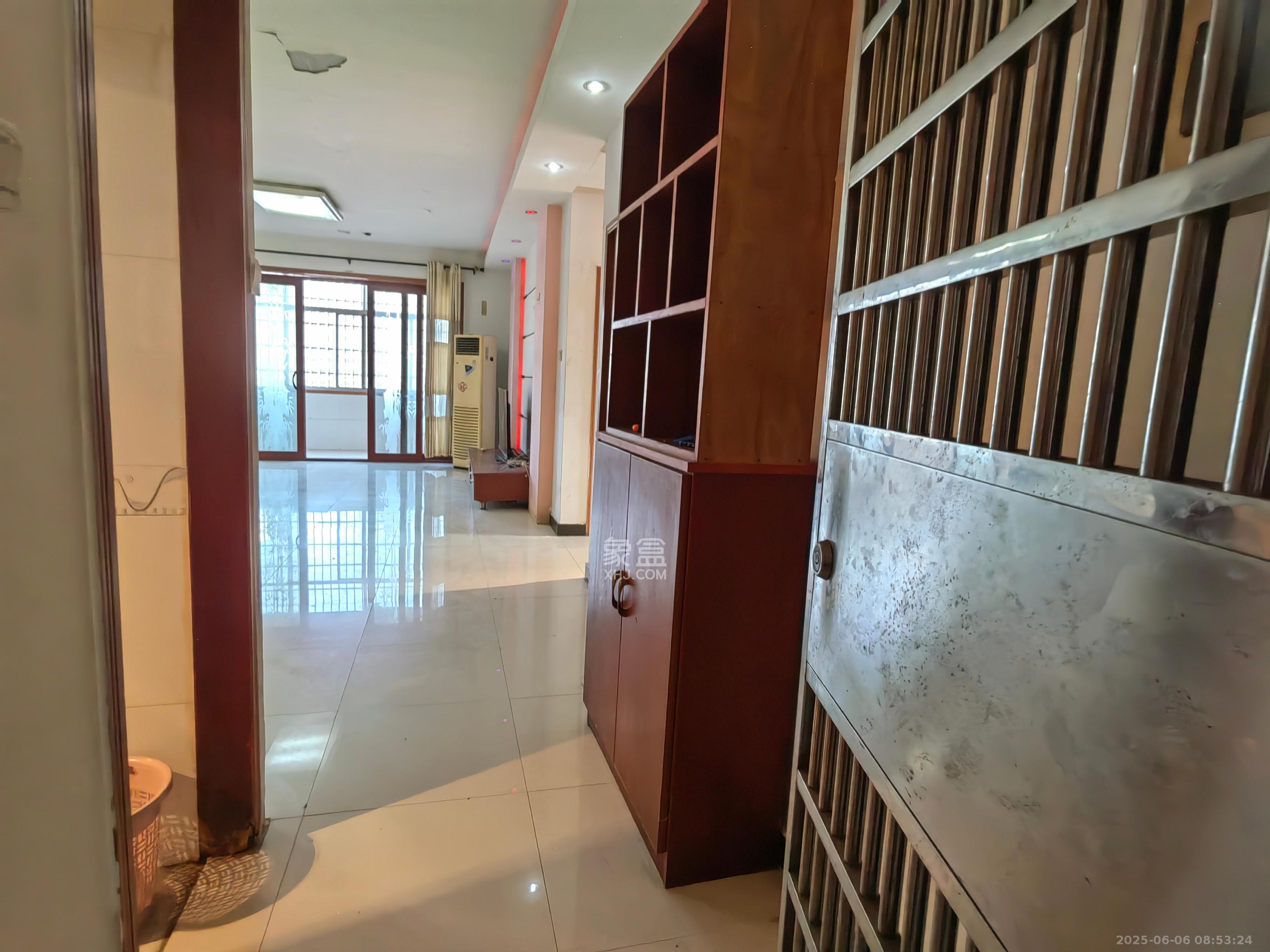 雄踞都市东家 3室2厅2卫 2200.0元/月 雄踞都市东家 3室2厅2卫 2200.0元/月室内图