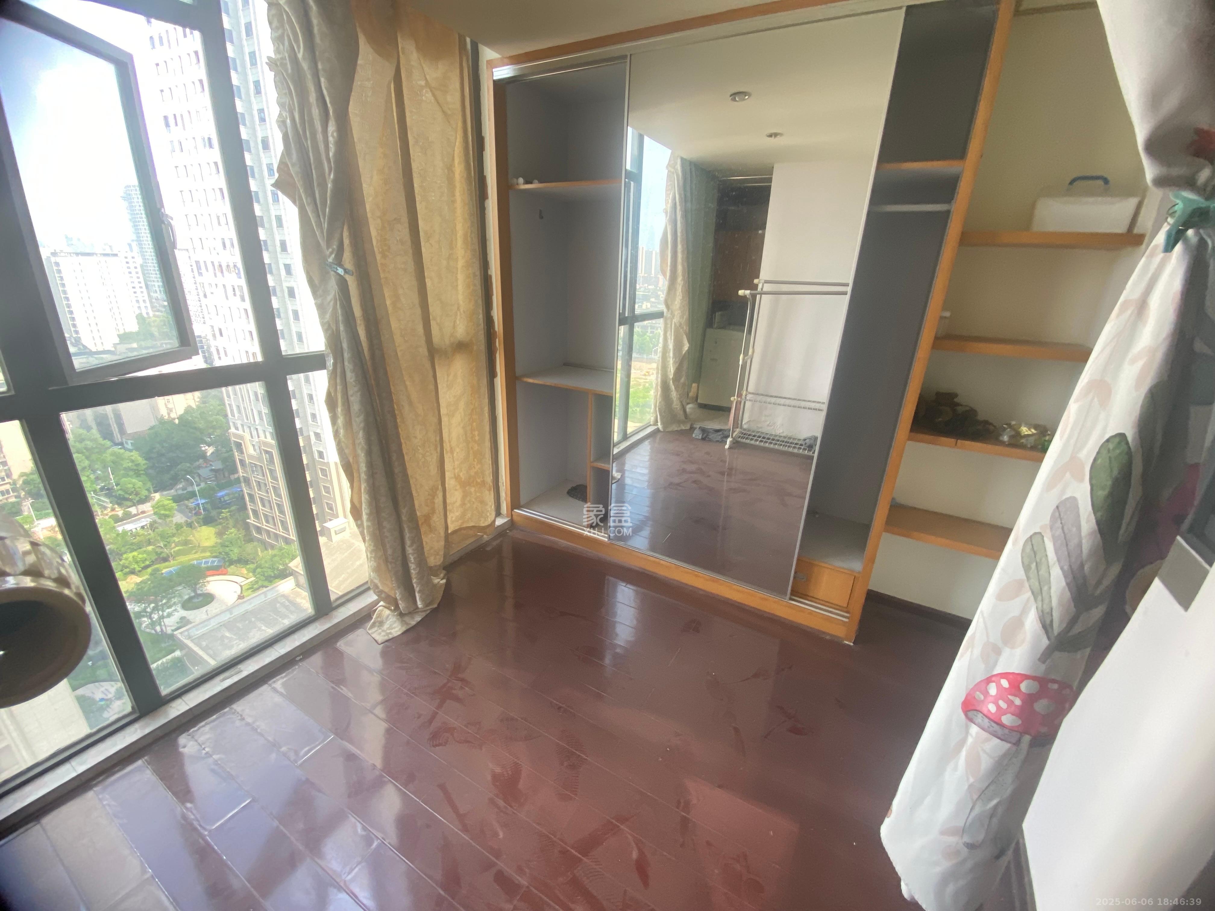 新时代广场 1室2厅1卫 2000.0元/月 新时代广场 1室2厅1卫 2000.0元/月室内图