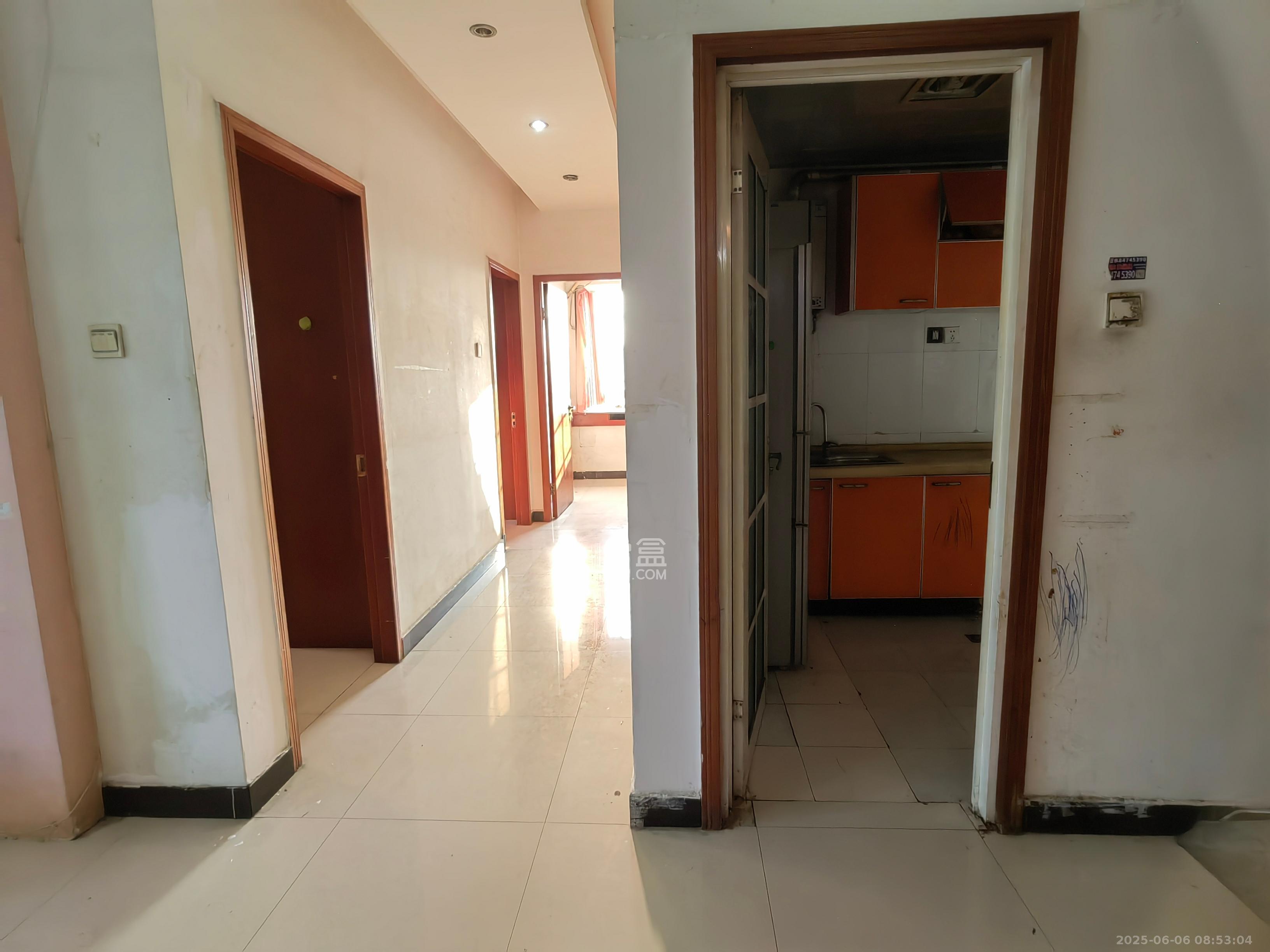 雄踞都市东家 3室2厅2卫 2200.0元/月 雄踞都市东家 3室2厅2卫 2200.0元/月室内图