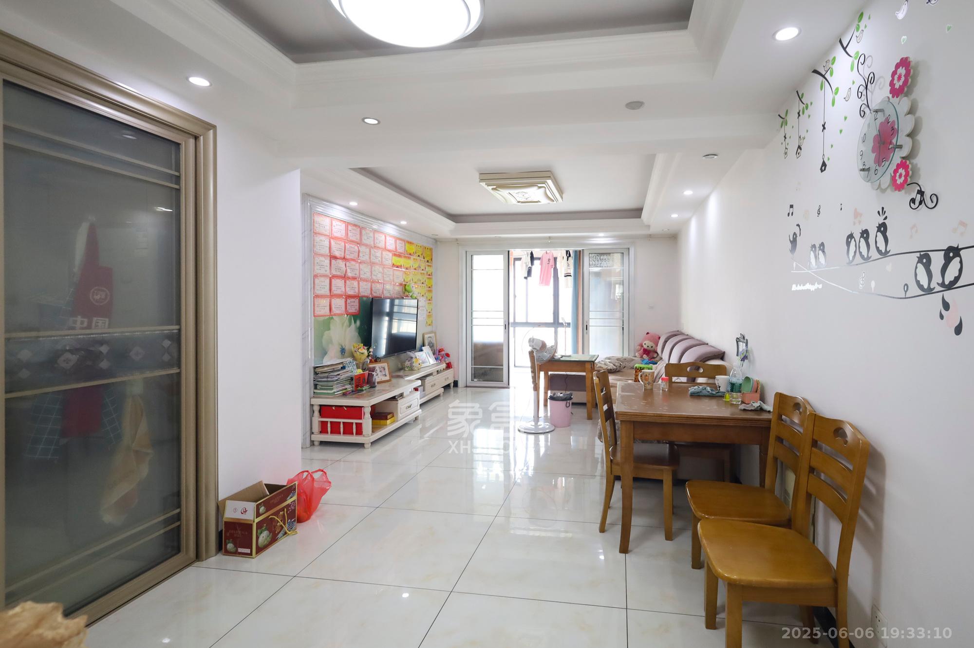 金霞湘绣园  3室2厅1卫    58.8万 金霞湘绣园  3室2厅1卫    58.8万客厅