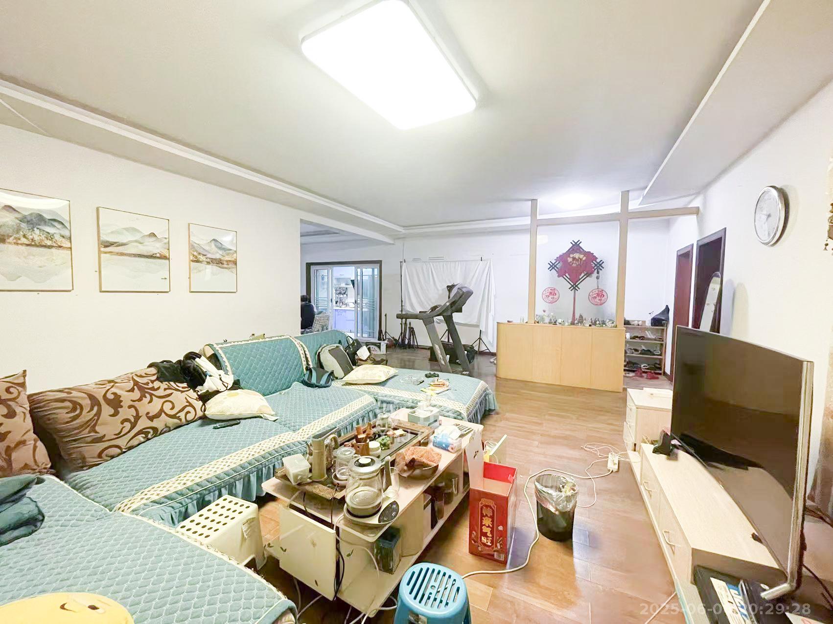 时代天骄  4室2厅2卫   138.00万客厅