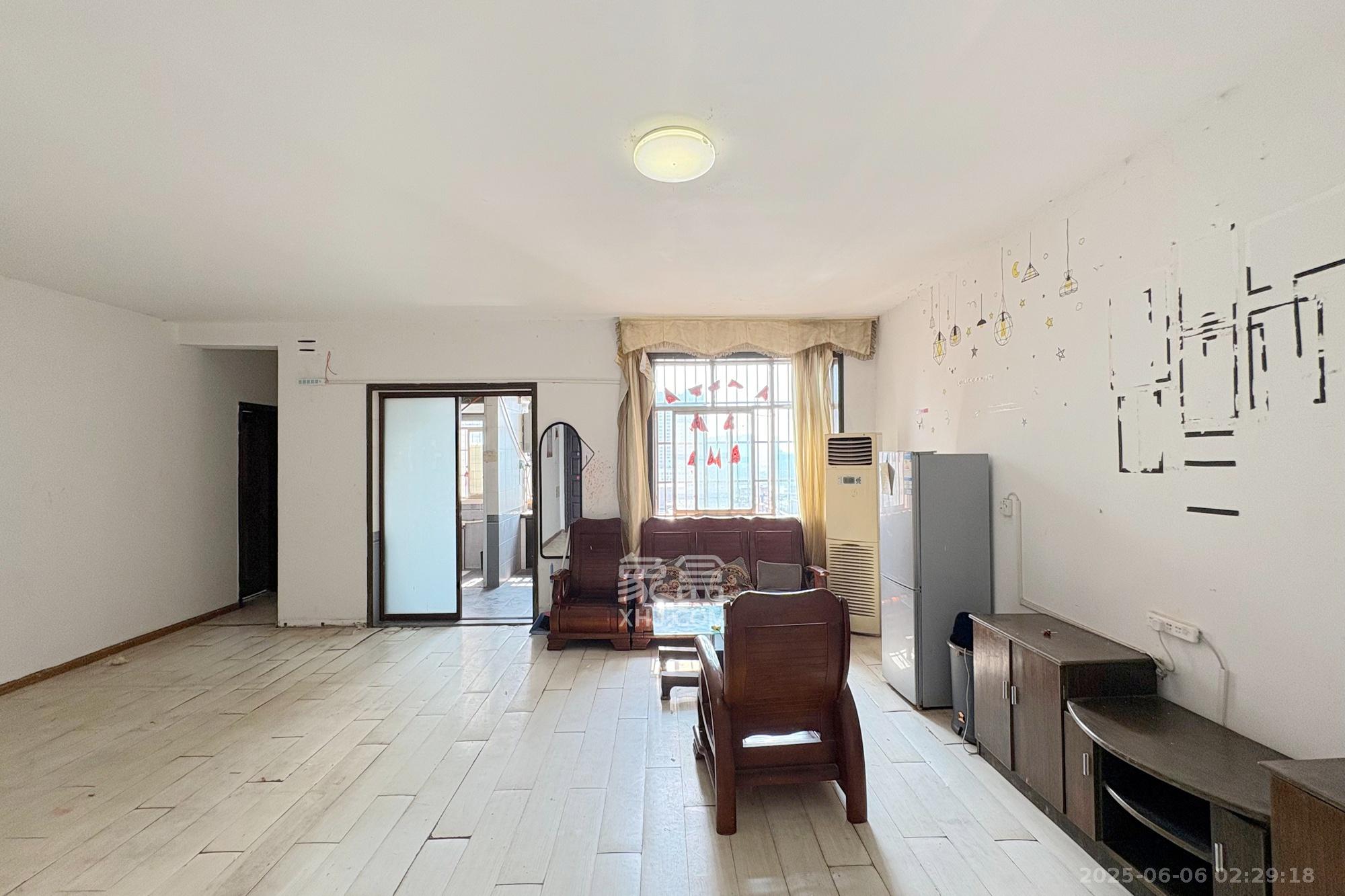 王府井公寓(福源公寓) 3室2厅1卫 200.0万 王府井公寓(福源公寓) 3室2厅1卫 200.0万客厅