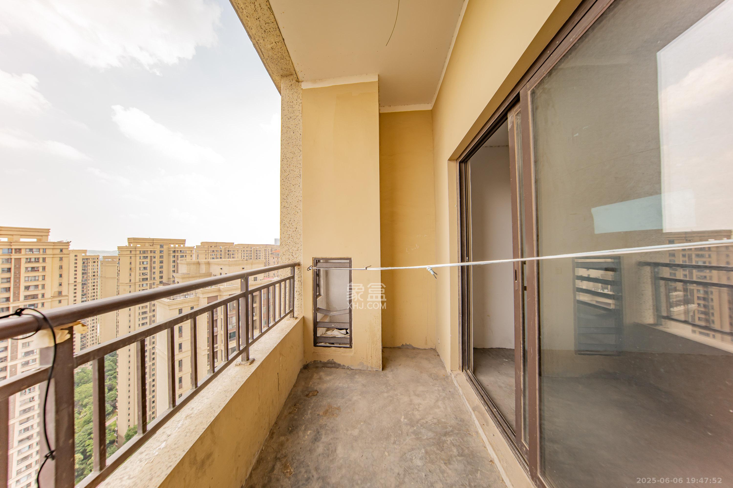 融创融公馆(融创臻苑)  4室2厅2卫    62.0万 融创融公馆(融创臻苑)  4室2厅2卫    62.0万阳台