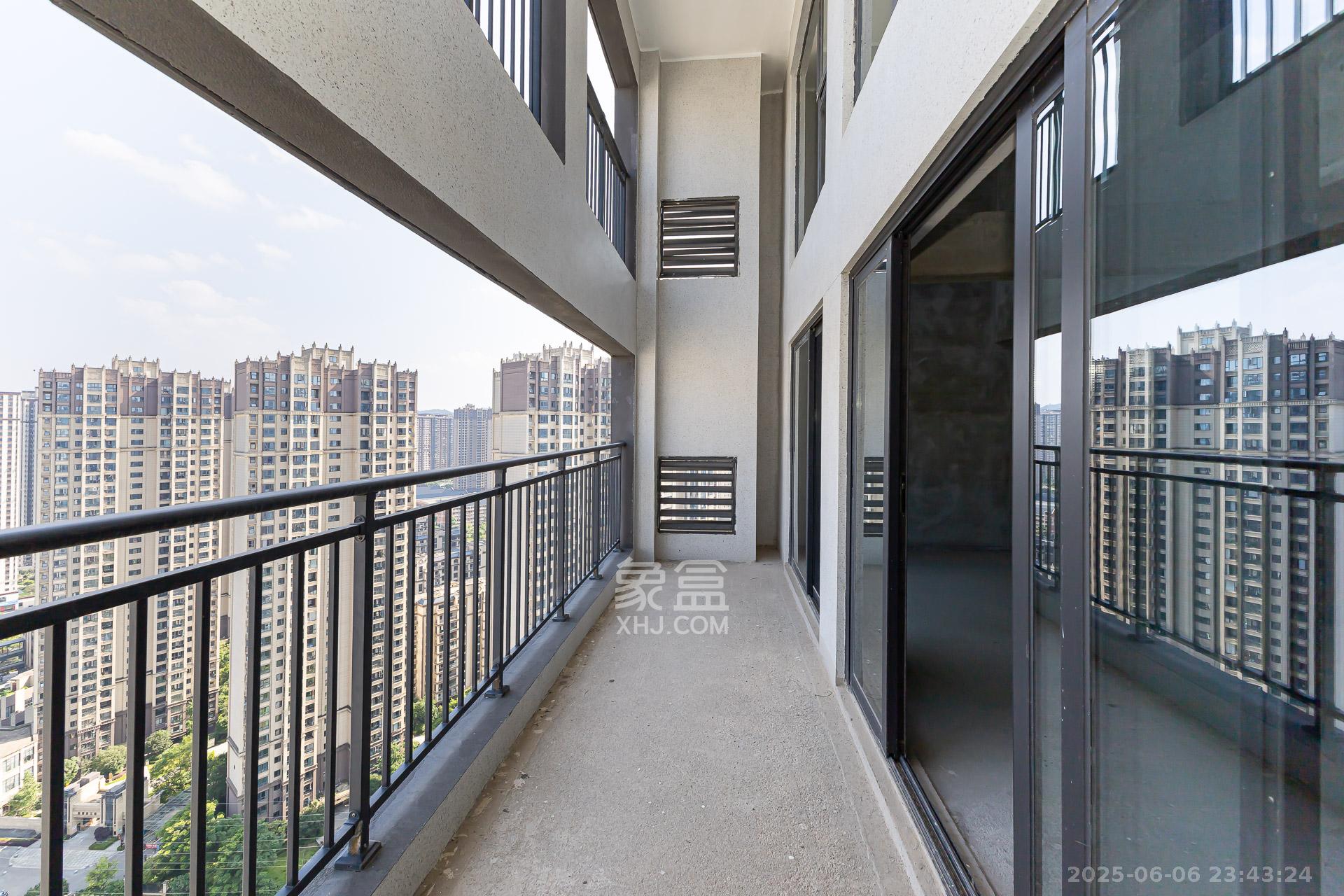 越秀湘江星汇城二期 4室2厅2卫 129.5万 越秀湘江星汇城二期 4室2厅2卫 129.5万阳台