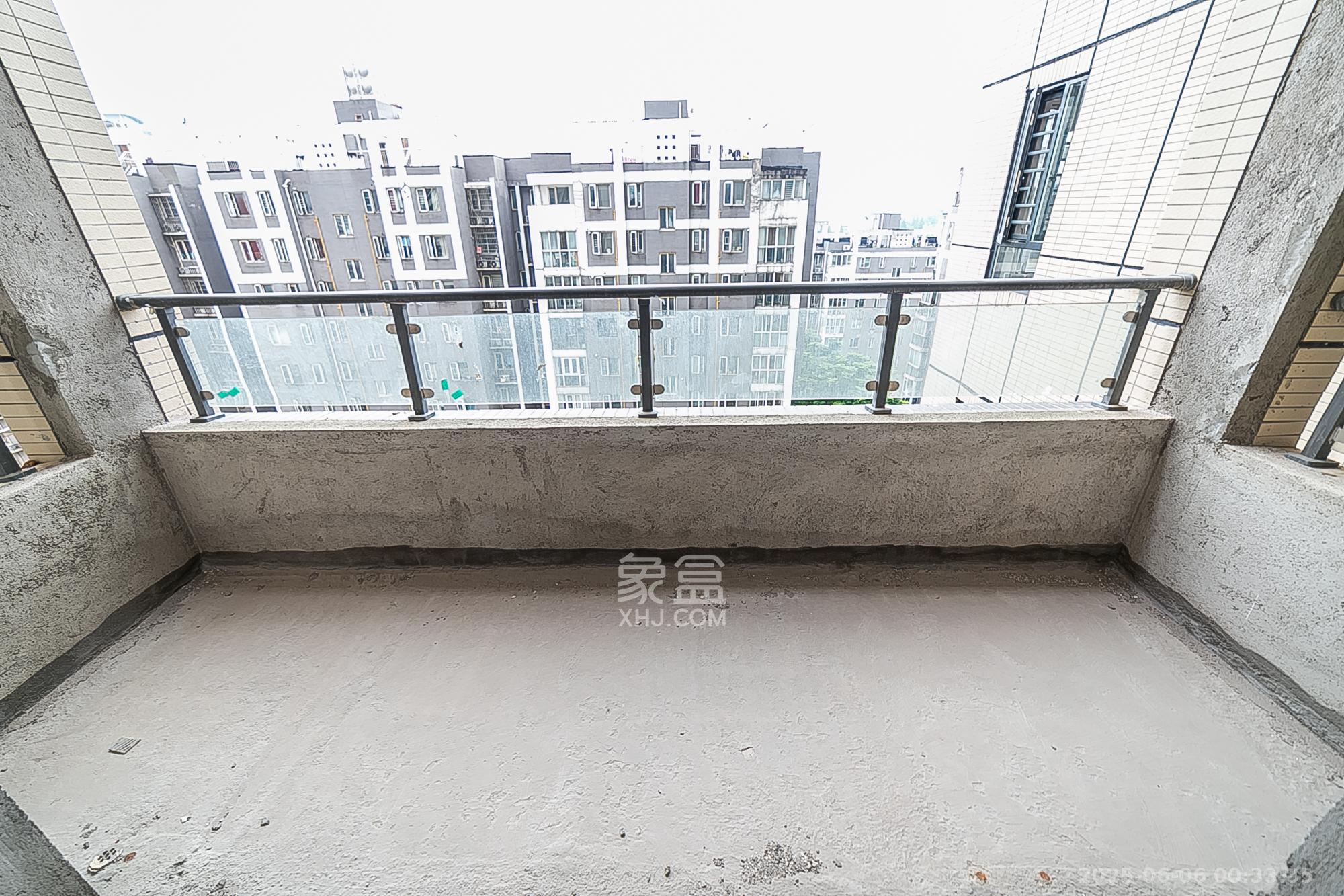 天鸿天府(天鸿中央大院) 4室2厅3卫 175.0万 天鸿天府(天鸿中央大院) 4室2厅3卫 175.0万阳台