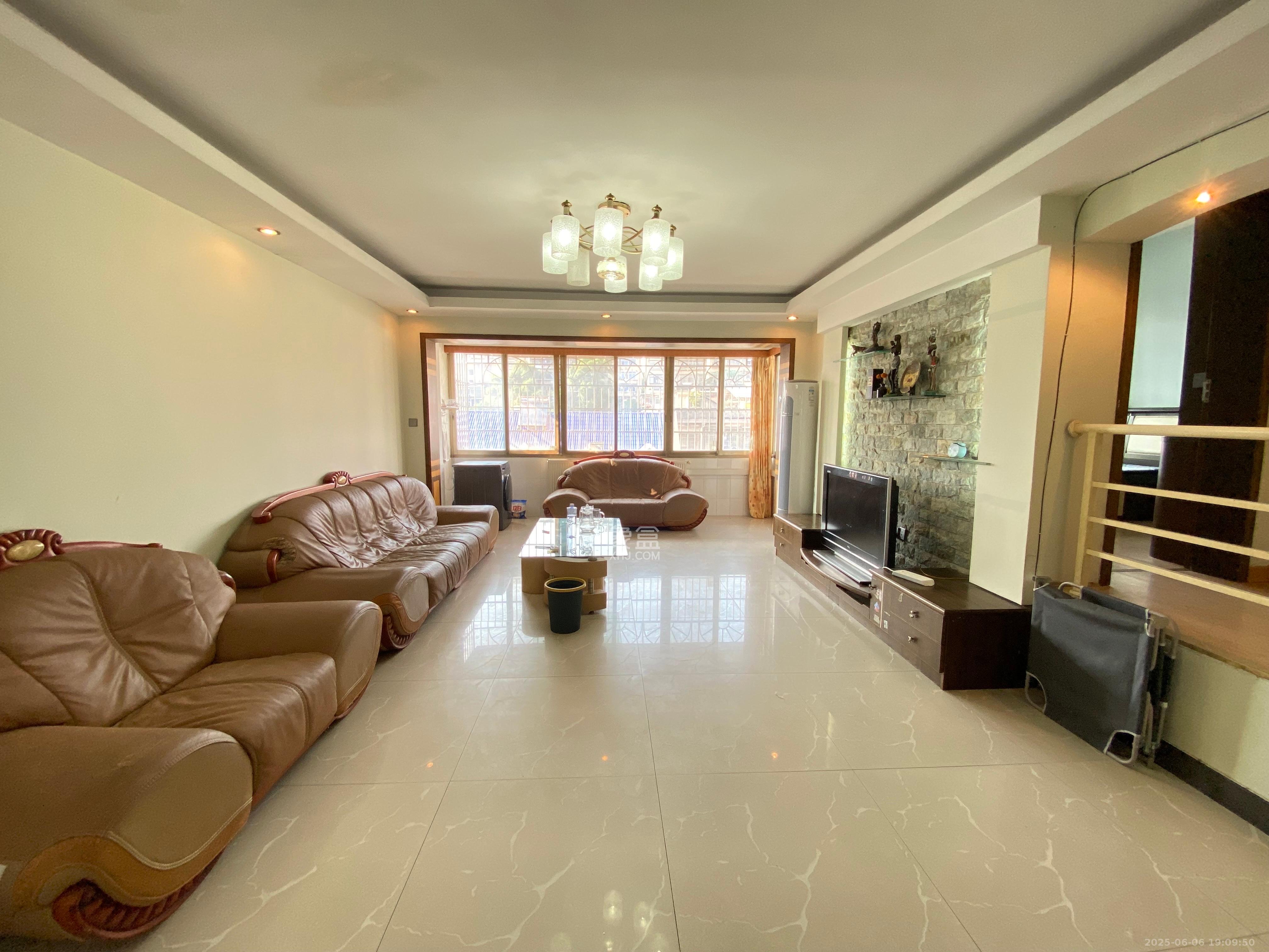 南湖嘉园  3室2厅2卫    2800.0元/月室内图