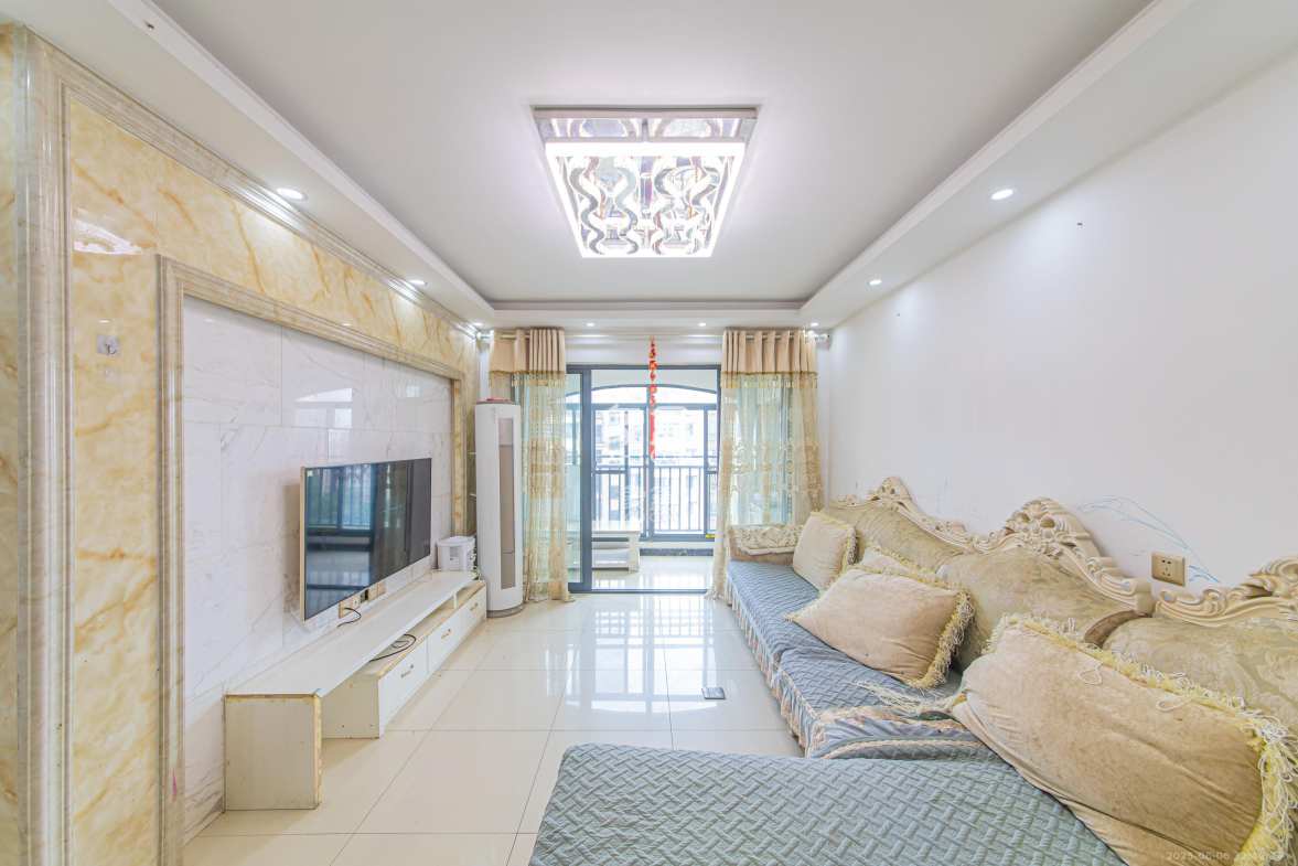 中建芙蓉嘉苑 3室2厅1卫 82.0万 中建芙蓉嘉苑 3室2厅1卫 82.0万客厅