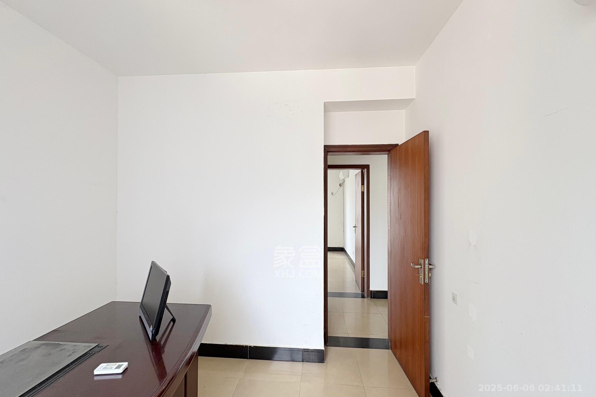 五一华府 4室2厅2卫 168.0万 五一华府 4室2厅2卫 168.0万卧室