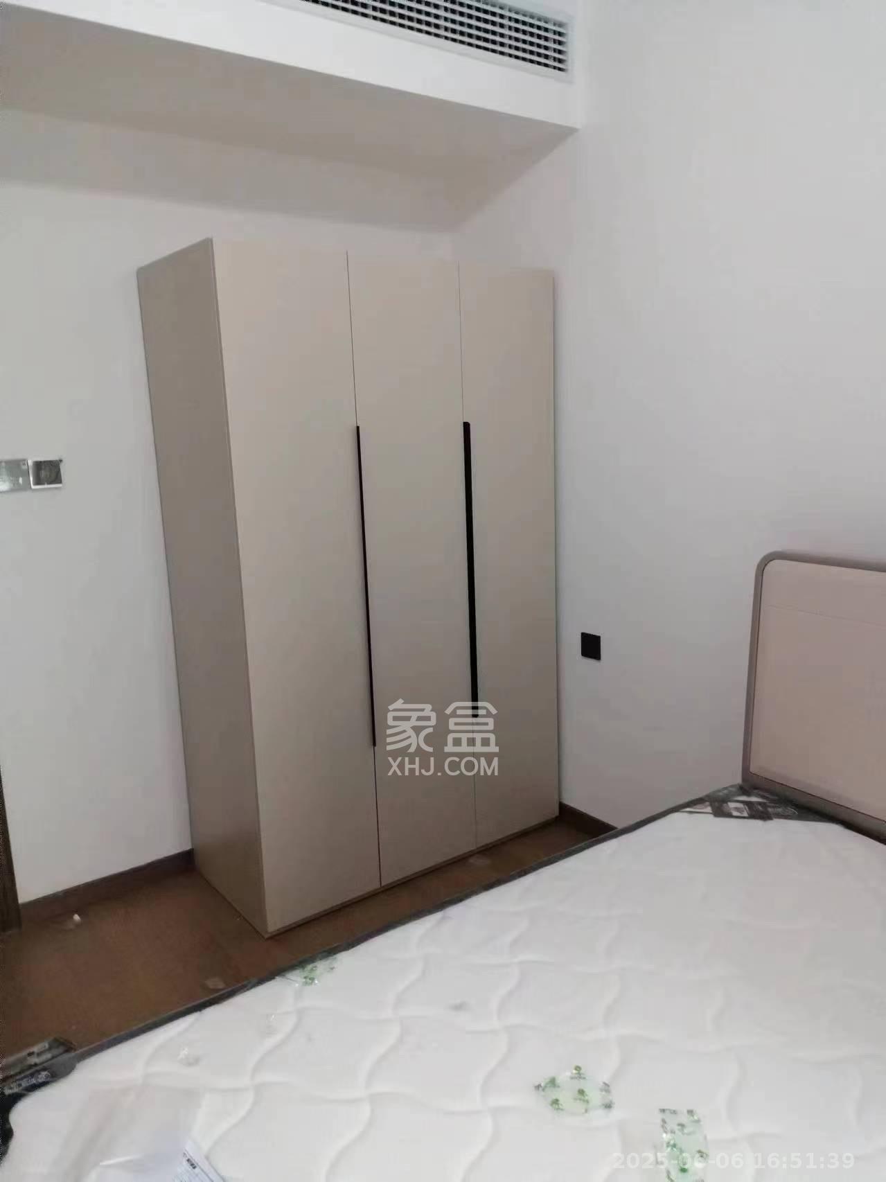 绿地V岛  4室2厅2卫   4300.00元/月室内图