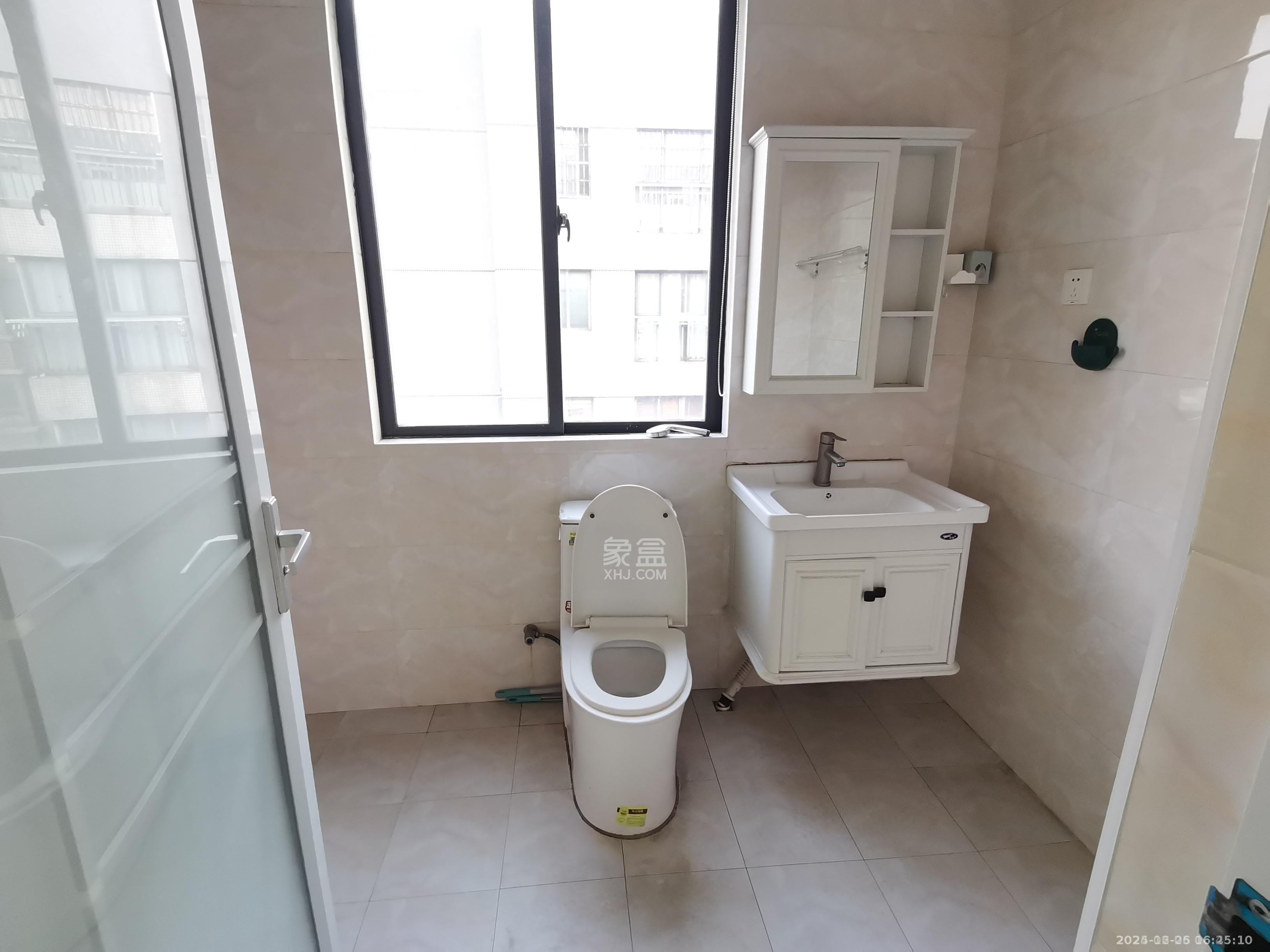 城市风景  3室2厅2卫   1700.00元/月室内图