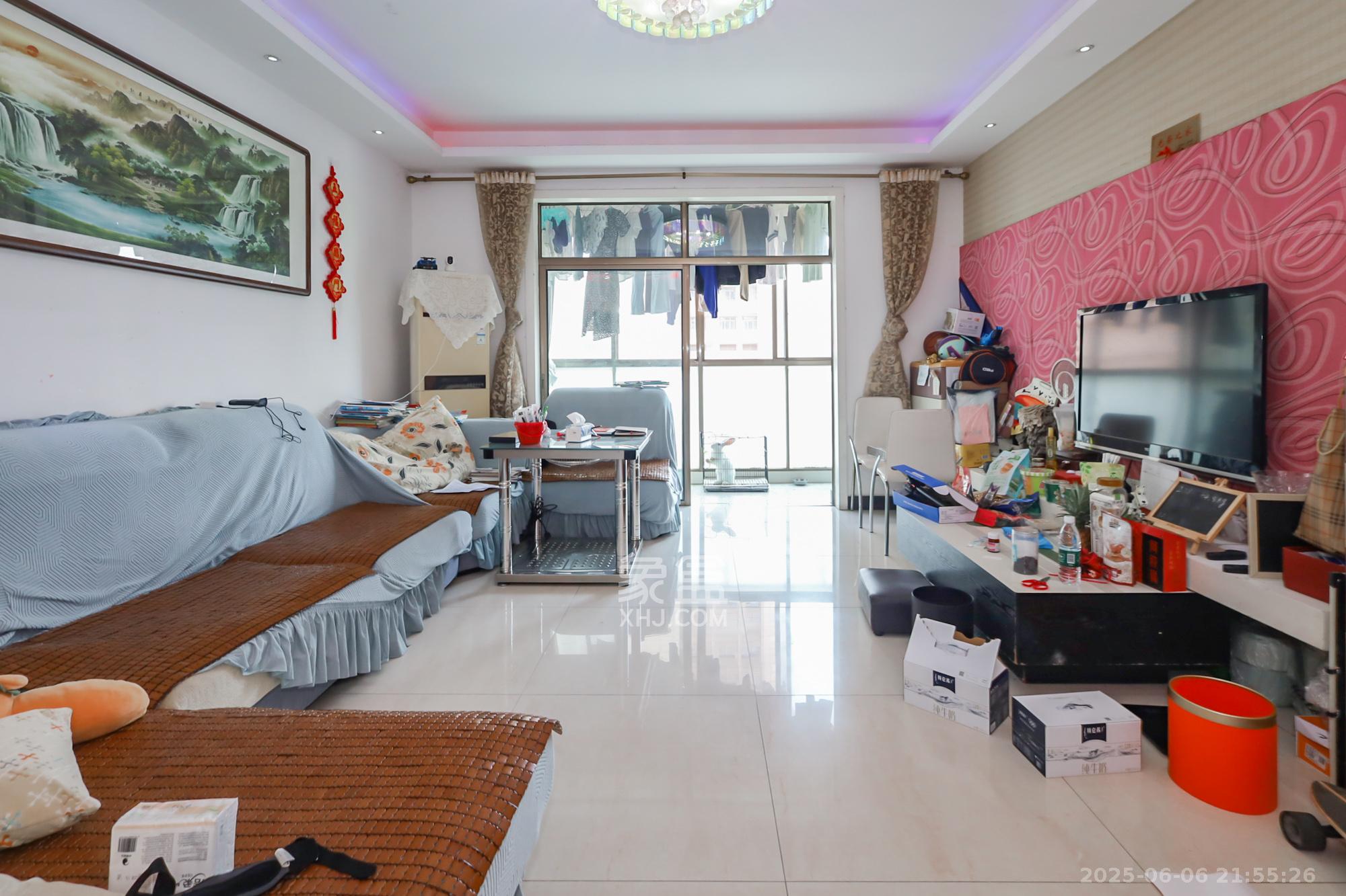 西岸润泽府 3室2厅2卫 125.0万 西岸润泽府 3室2厅2卫 125.0万客厅