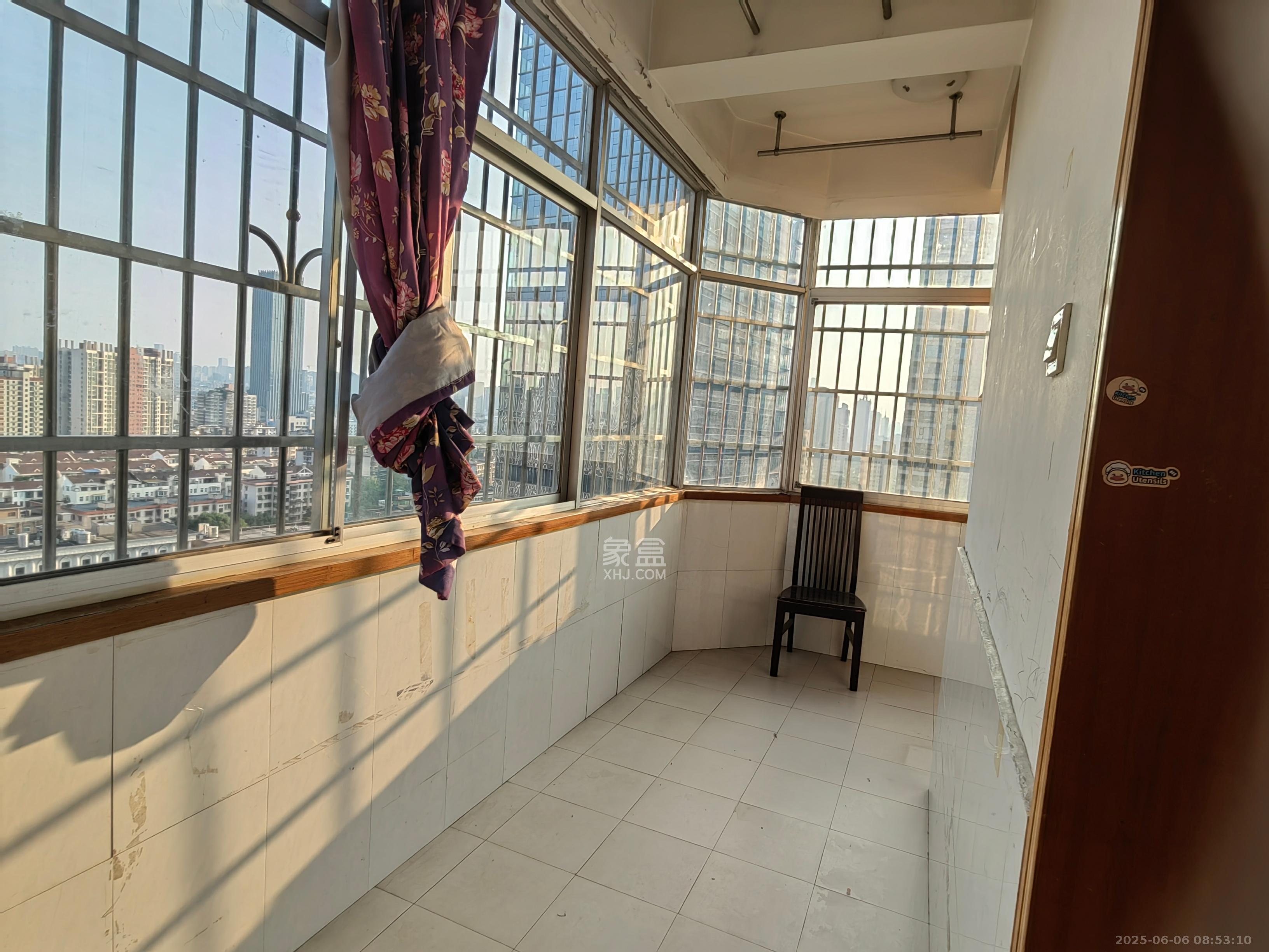 雄踞都市东家 3室2厅2卫 2200.0元/月 雄踞都市东家 3室2厅2卫 2200.0元/月室内图