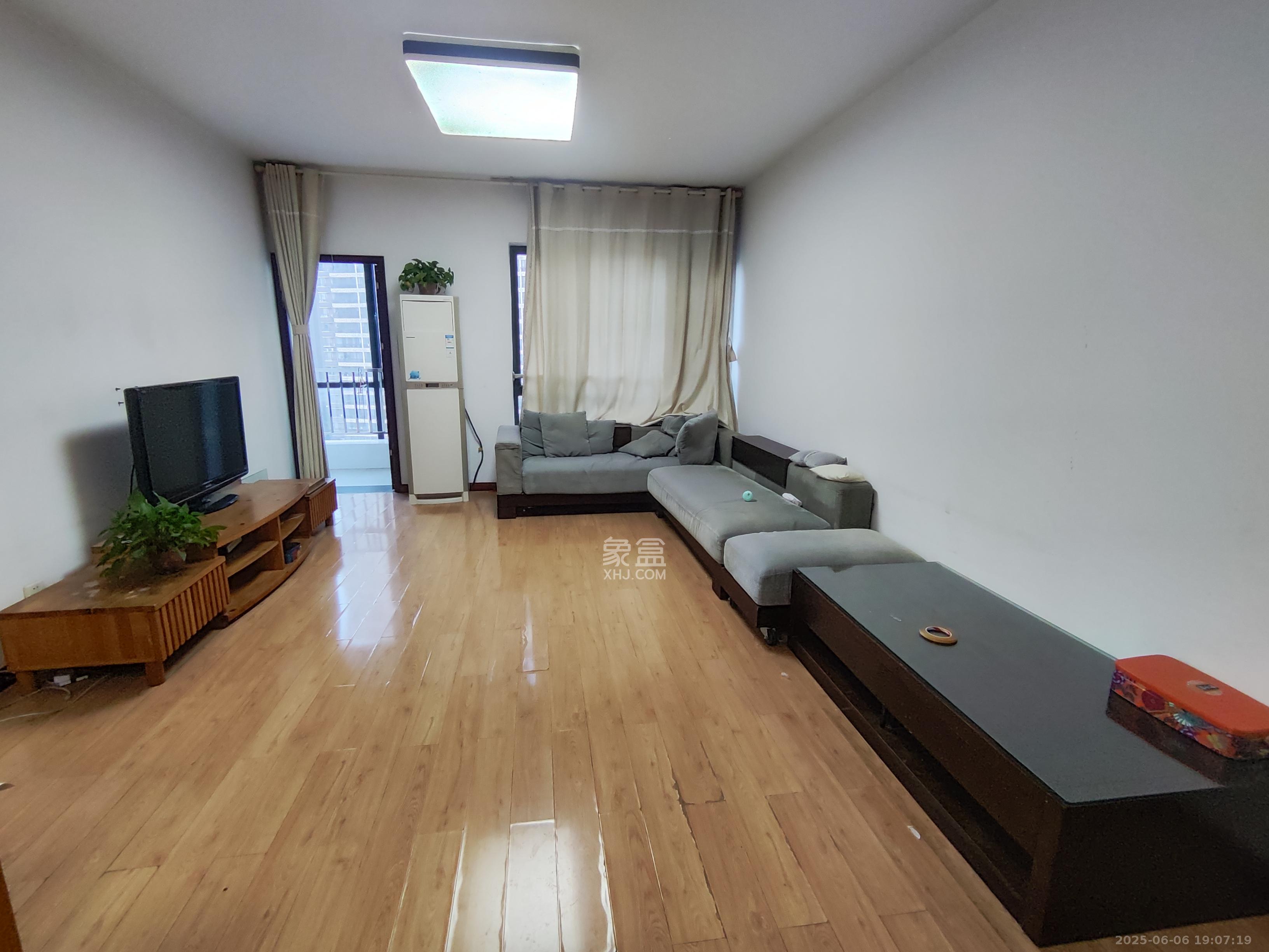 和庄  3室2厅2卫   2000.00元/月