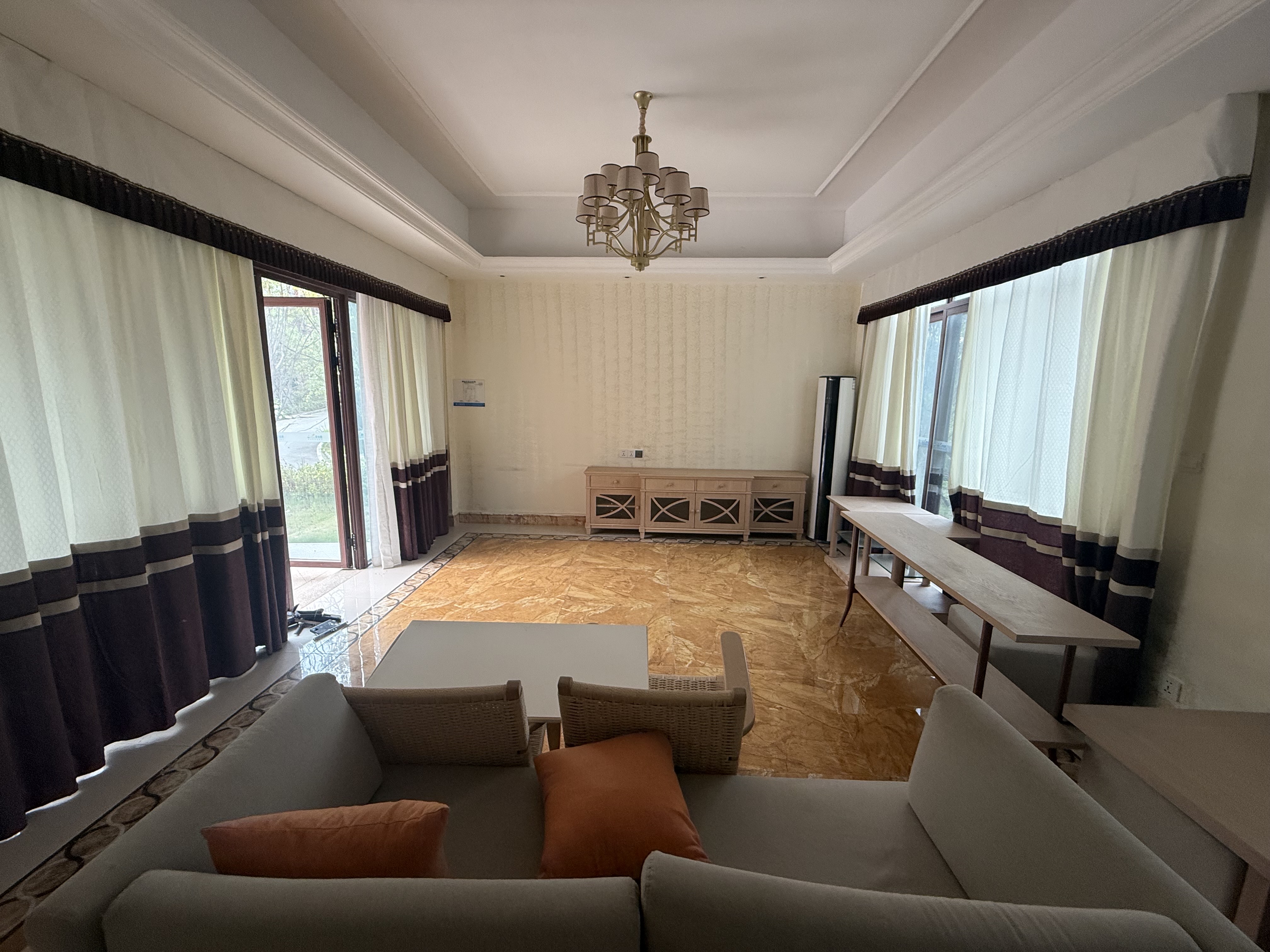 碧桂园  2室2厅2卫    95.8万 碧桂园  2室2厅2卫    95.8万客厅