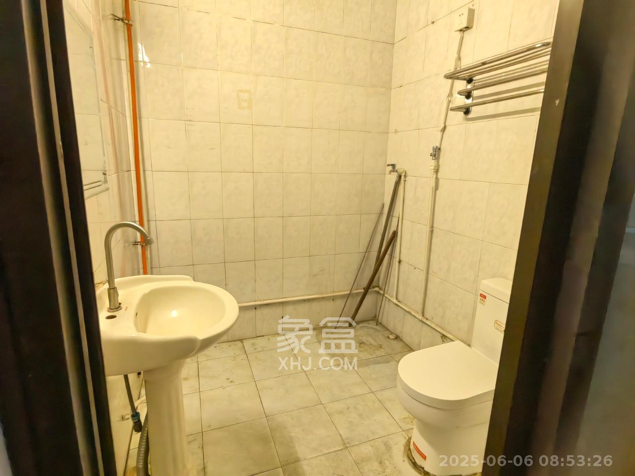 雄踞都市东家 3室2厅2卫 2200.0元/月 雄踞都市东家 3室2厅2卫 2200.0元/月室内图