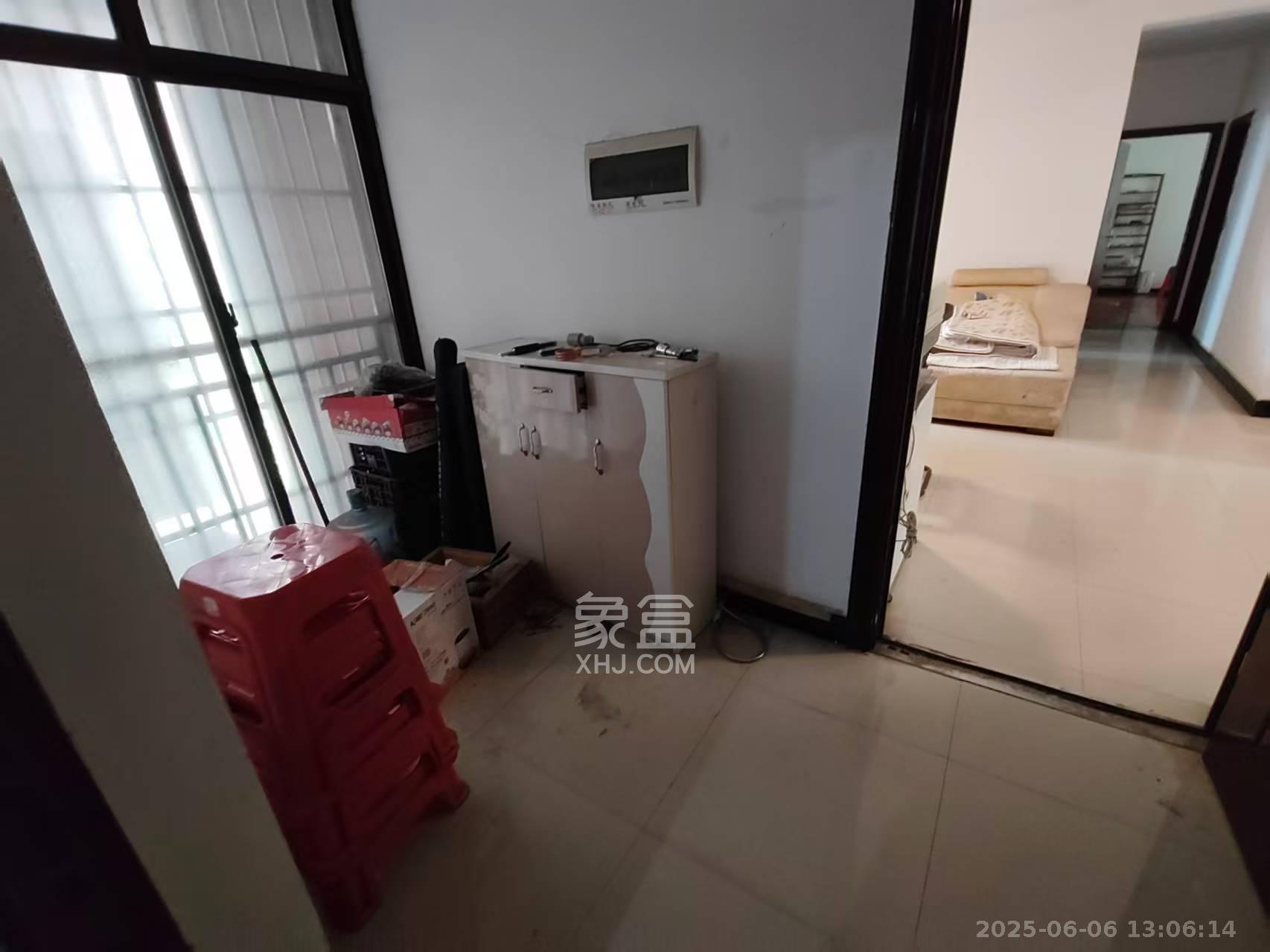 水岸世景  3室2厅2卫   2300.00元/月室内图