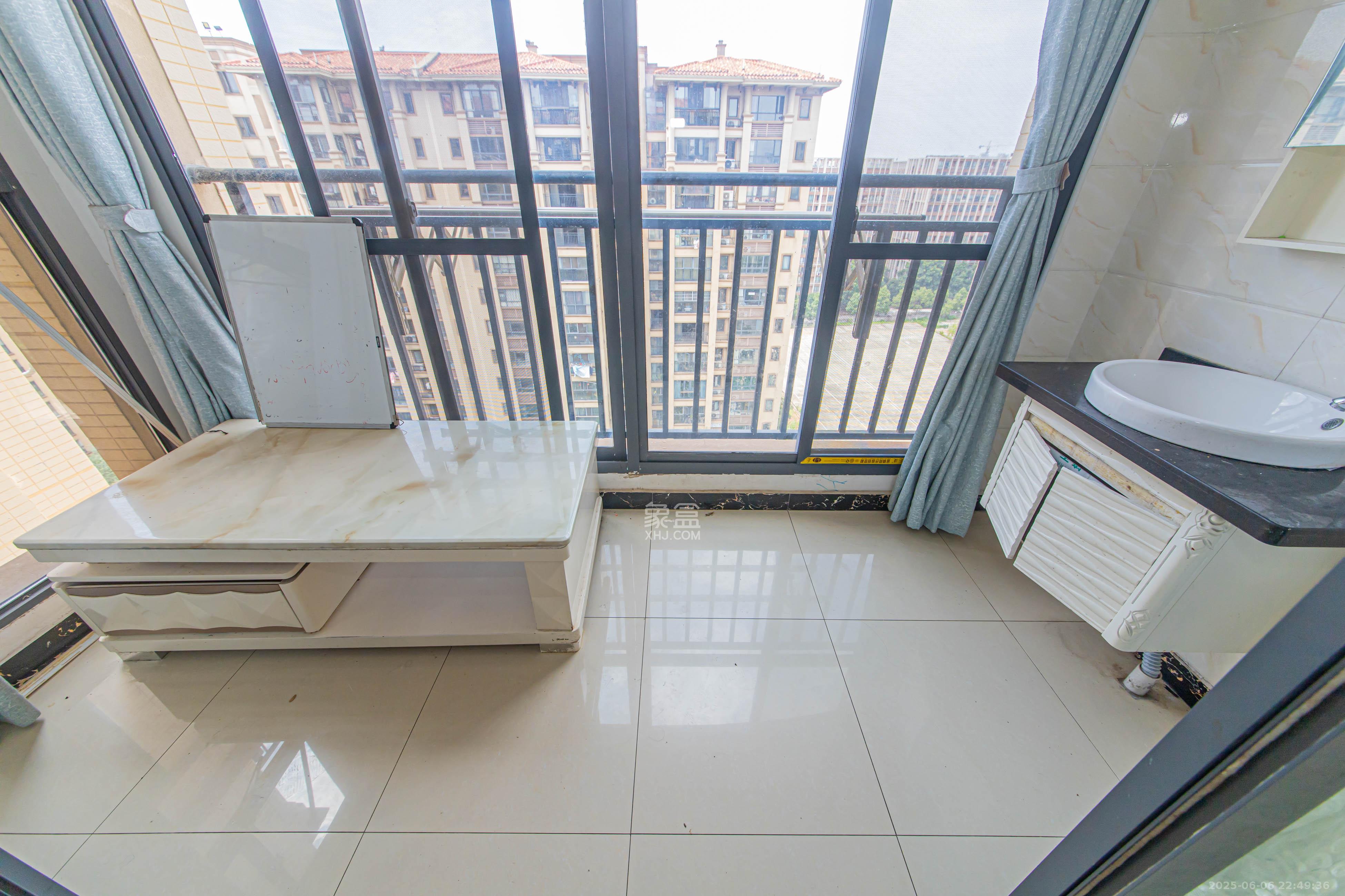 中建芙蓉嘉苑 3室2厅1卫 82.0万 中建芙蓉嘉苑 3室2厅1卫 82.0万阳台