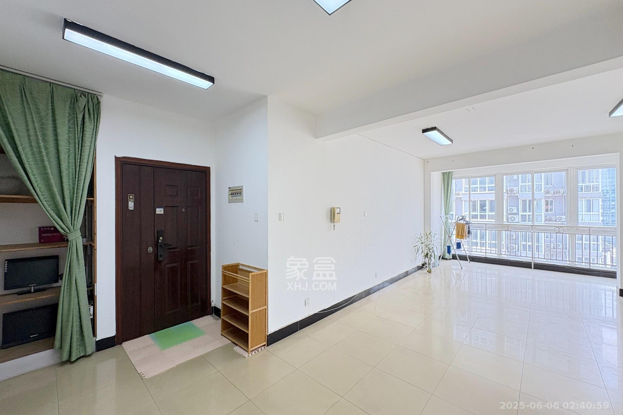 五一华府 4室2厅2卫 168.0万 五一华府 4室2厅2卫 168.0万客厅