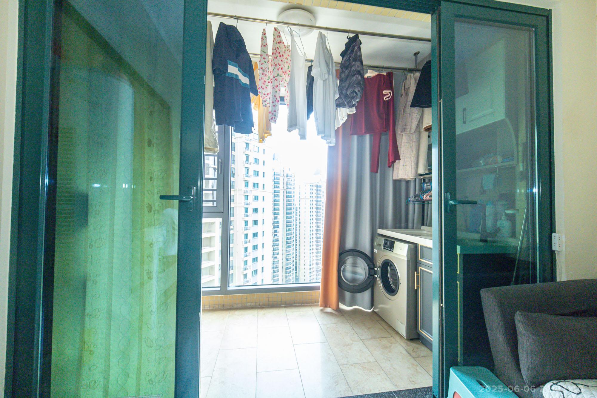 恒大翡翠华庭 2室2厅1卫 60.0万 恒大翡翠华庭 2室2厅1卫 60.0万阳台