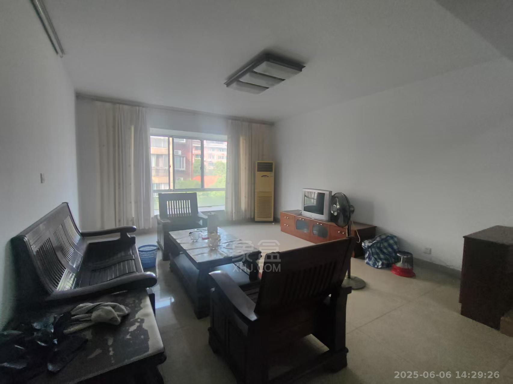 湘银小区 4室2厅2卫 1800.0元/月 湘银小区 4室2厅2卫 1800.0元/月室内图