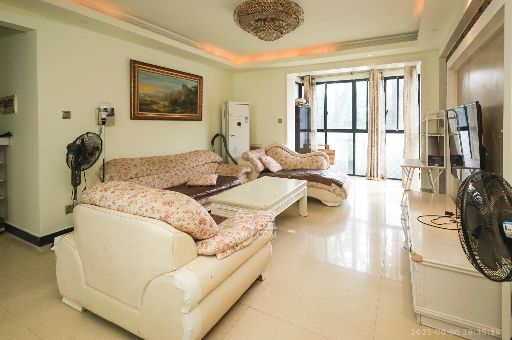 山语城一期  1室2厅1卫    54.8万客厅