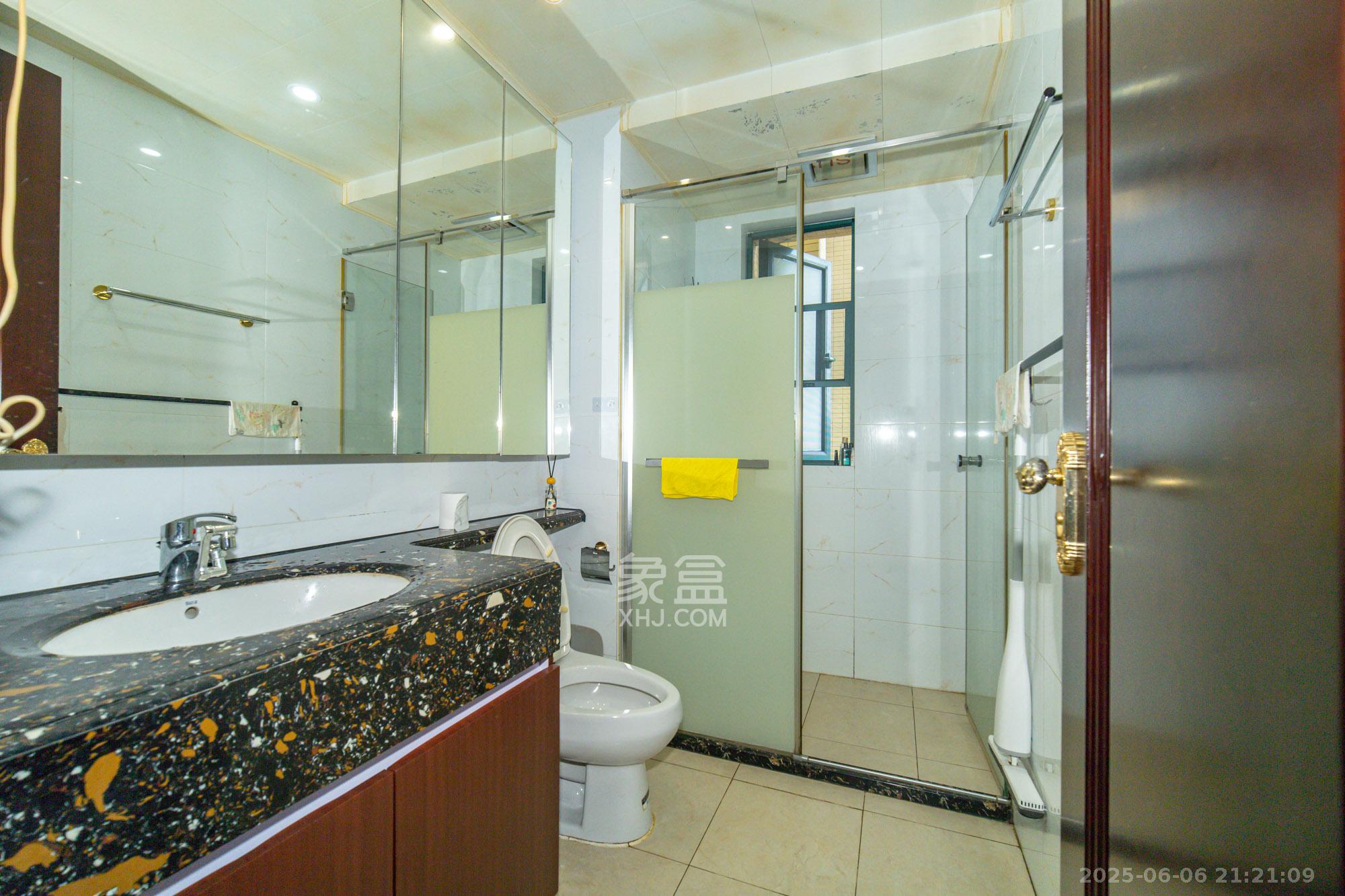 恒大翡翠华庭 2室2厅1卫 60.0万 恒大翡翠华庭 2室2厅1卫 60.0万卫生间