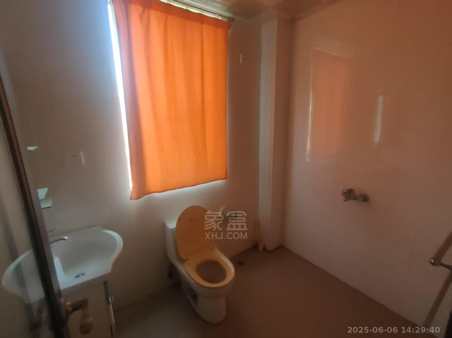 湘银小区 4室2厅2卫 1800.0元/月 湘银小区 4室2厅2卫 1800.0元/月室内图