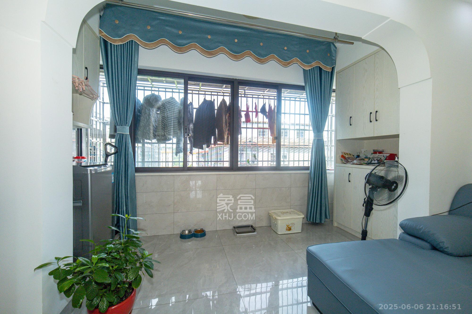 大众传媒教师公寓 2室2厅2卫 60.0万 大众传媒教师公寓 2室2厅2卫 60.0万阳台