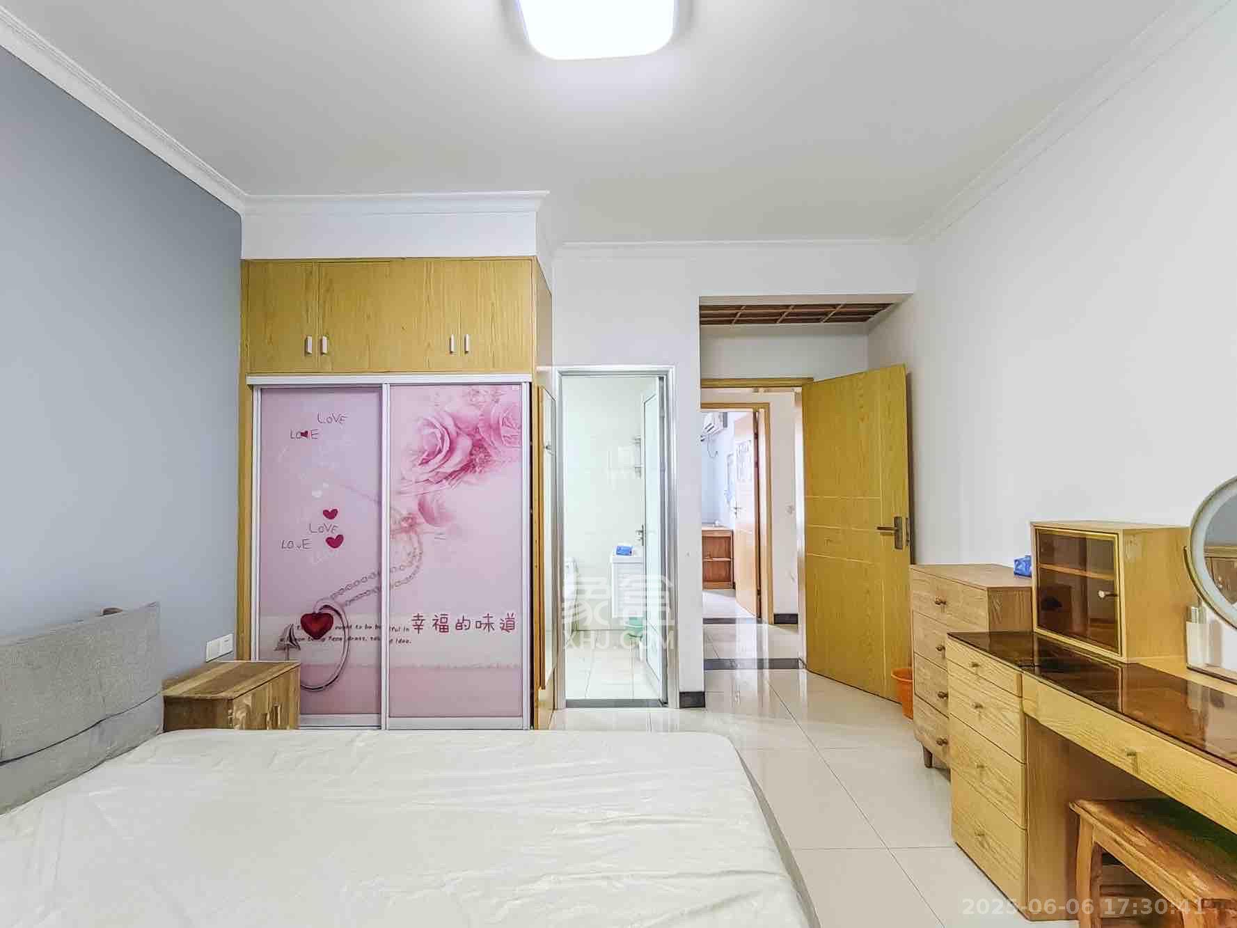 世景华庭  4室2厅2卫   2400.00元/月室内图