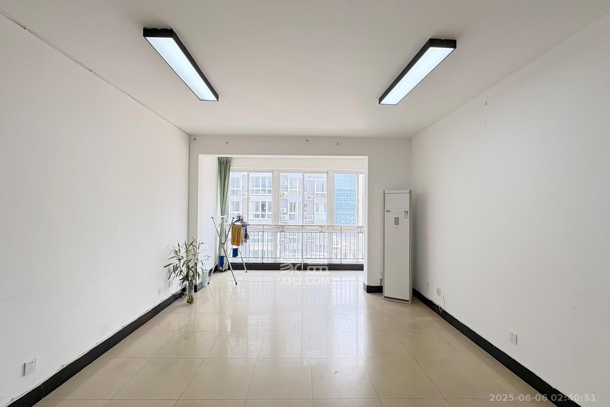 五一华府 4室2厅2卫 168.0万 五一华府 4室2厅2卫 168.0万客厅